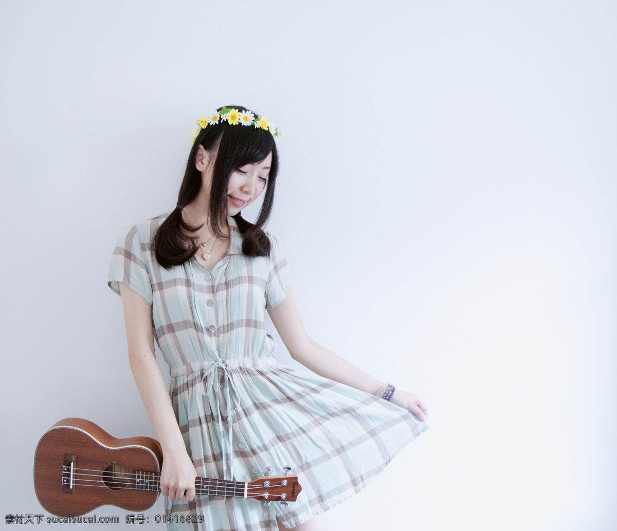 戴 花环 邻家 女孩 雏菊 格子裙 ukulele 可爱 少女 清新 糖衣 人像 女性女人 人物图库