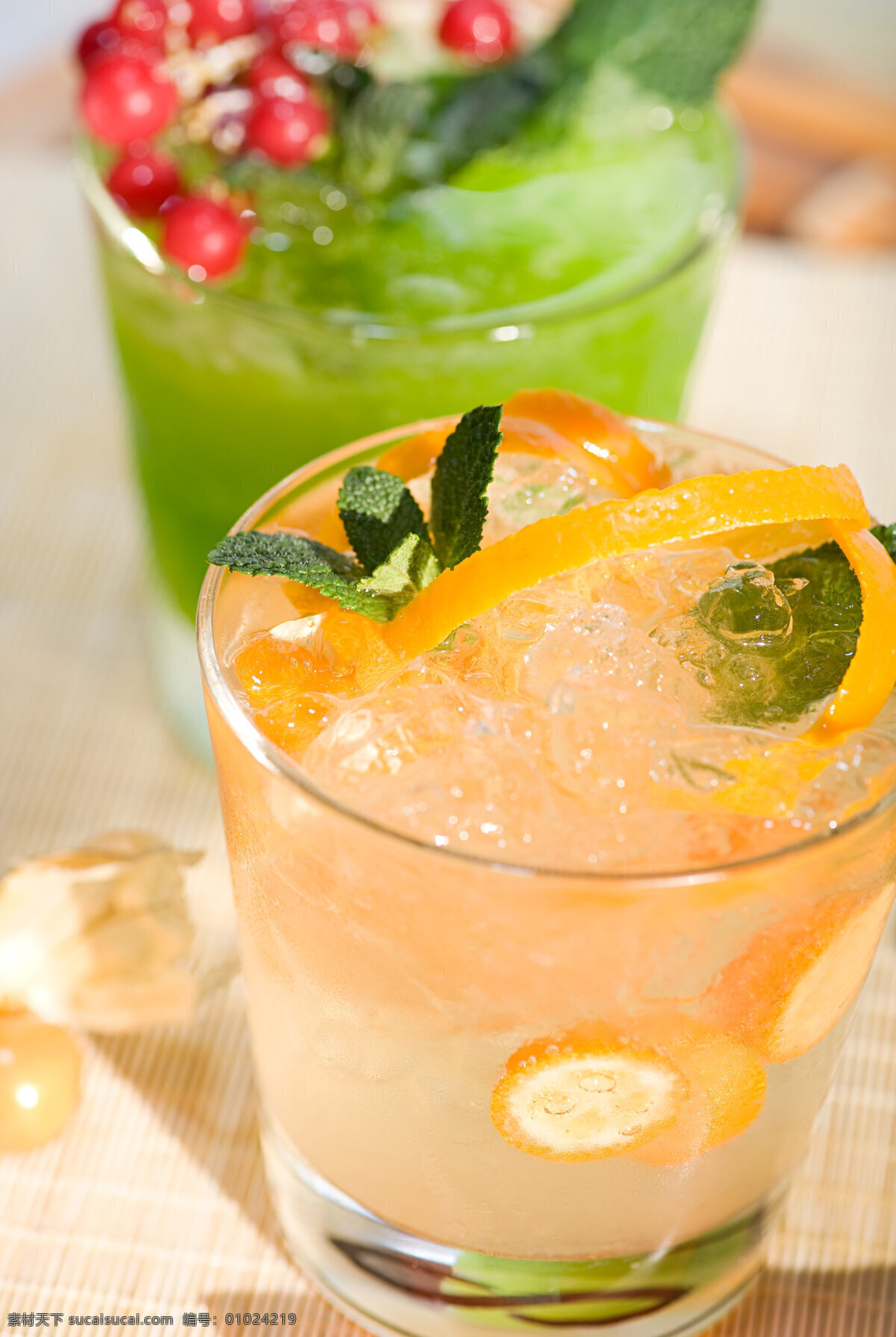 玻璃杯 里 柠檬 果汁 冰块 绿叶 酒类图片 餐饮美食