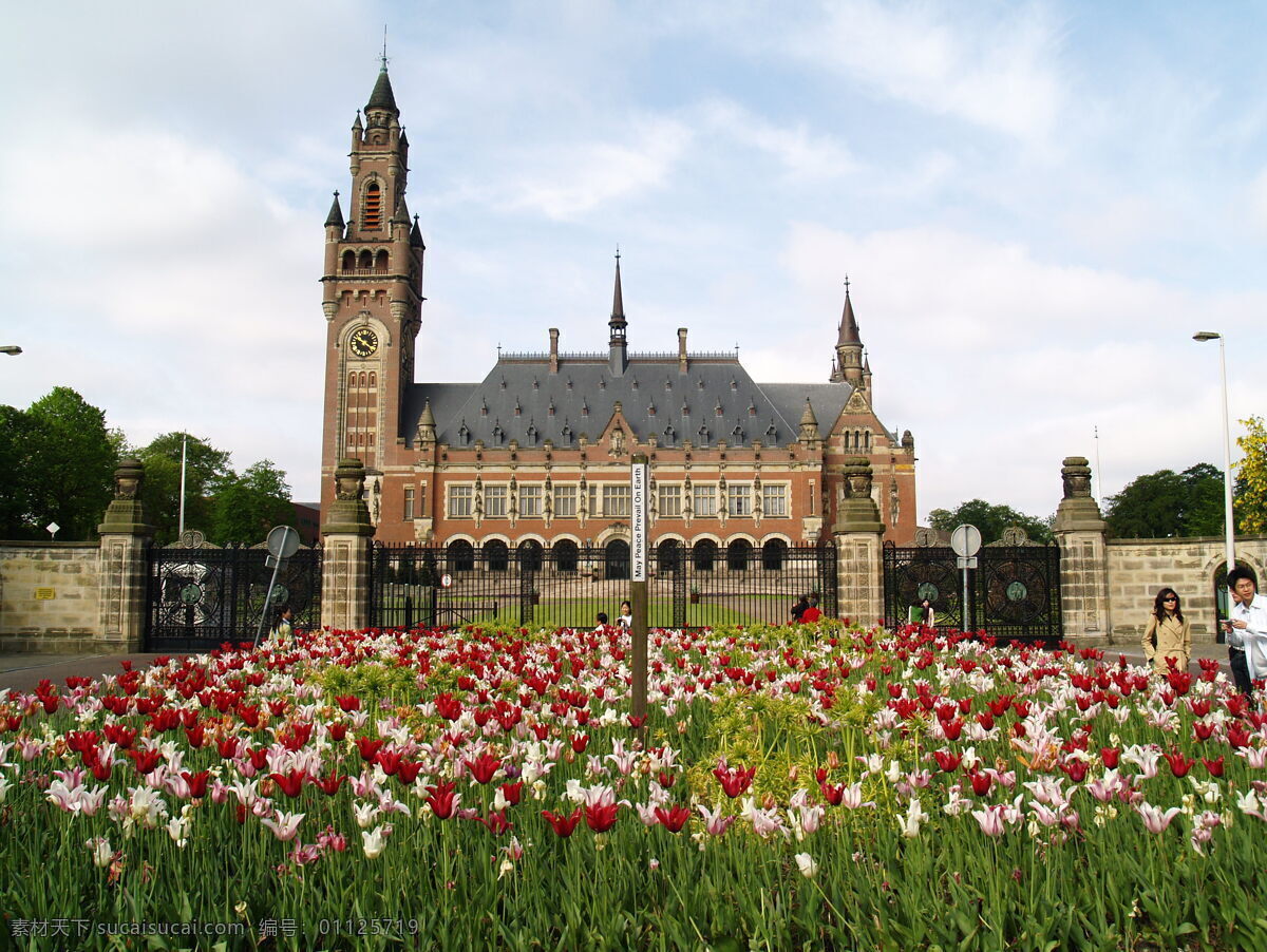 阿姆斯特丹 和平宫 棕红色 宫殿式建筑 两层 尖耸高塔 宏伟 壮观 标志性建筑 树木 鲜花 蓝天白云 景观 景点 荷兰 旅游风光摄影 畅游世界 旅游篇 旅游摄影 国外旅游