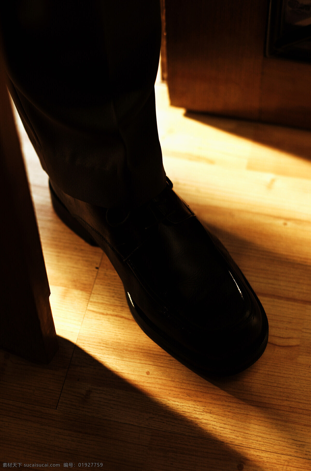 男人 脚部 特写 室内 光线 阴影 脚 皮鞋 黑色皮鞋 男士 男人的脚 商业创意 高清图片 人体器官图 人物图片