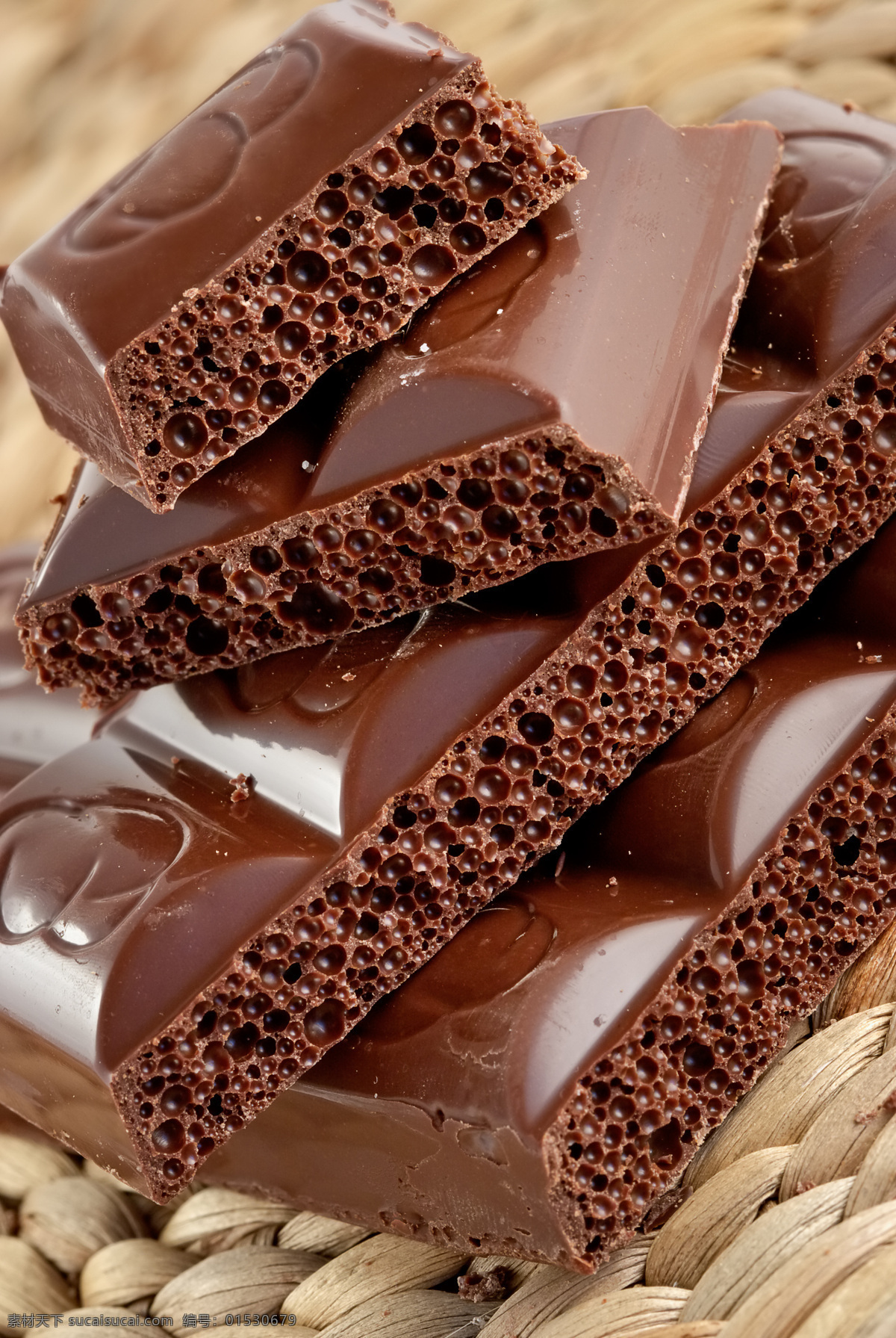 可口巧克力 甜食 巧克力糖果 巧克力 黑巧克力 牛奶巧克力 一块巧克力 格子巧克力 方片巧克力 朱古力 纯巧克力 巧克力碎屑 巧克力背景 黑色