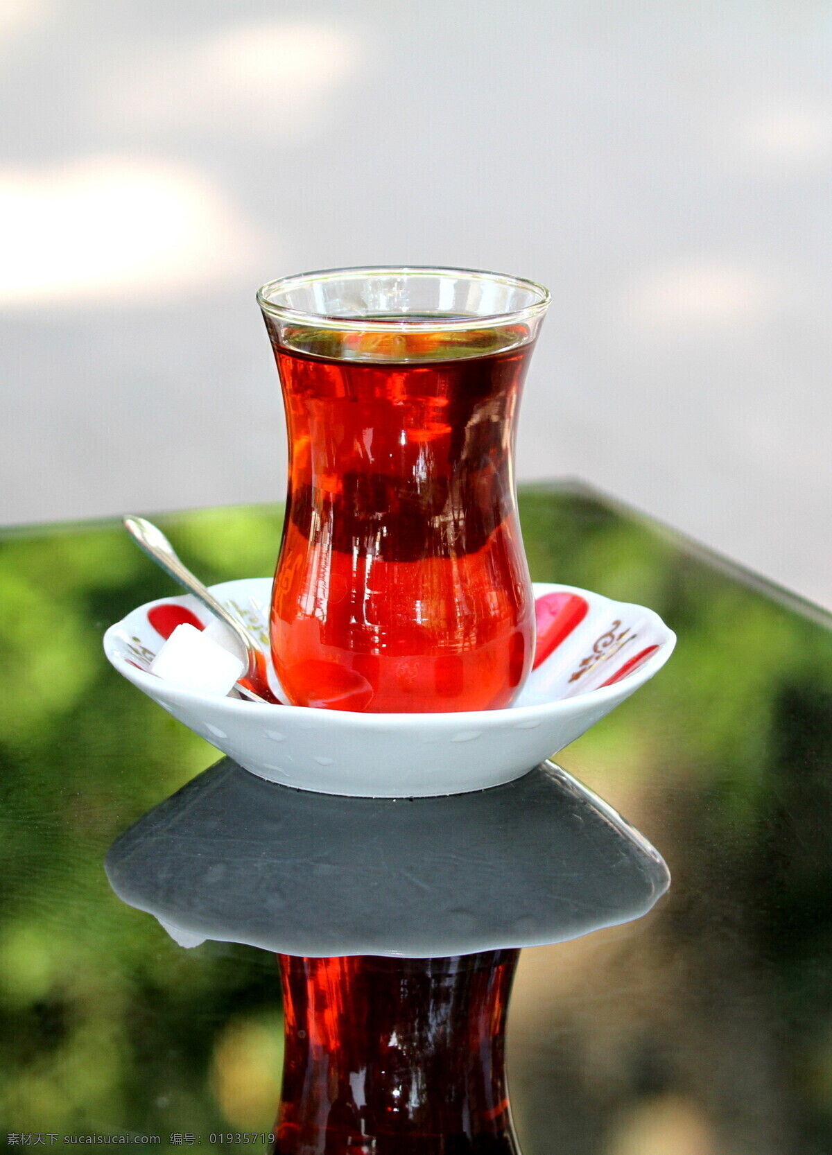盘子里的红茶 勺子 方糖 盘子 红茶 茶水 茶杯 玻璃杯 餐饮美食 酒水饮料 黑色