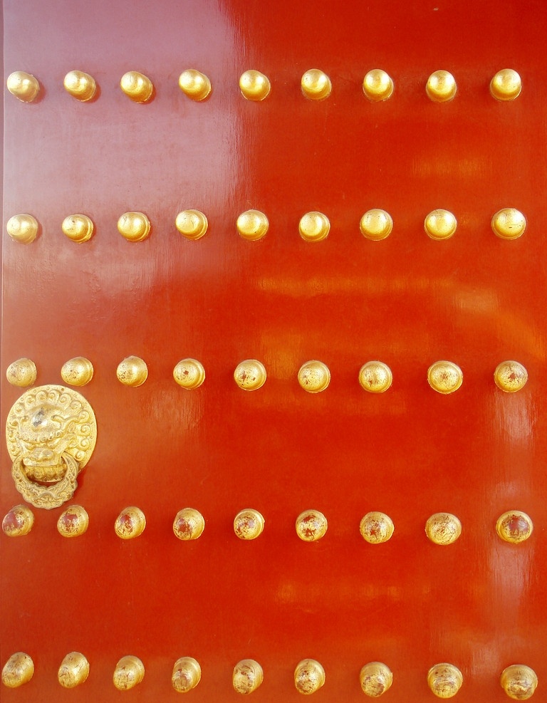 红漆大门 中国特色大门 朱红漆 门拴 老虎的门拴 金黄色的门拴 辟邪 大门 建筑摄影 建筑园林