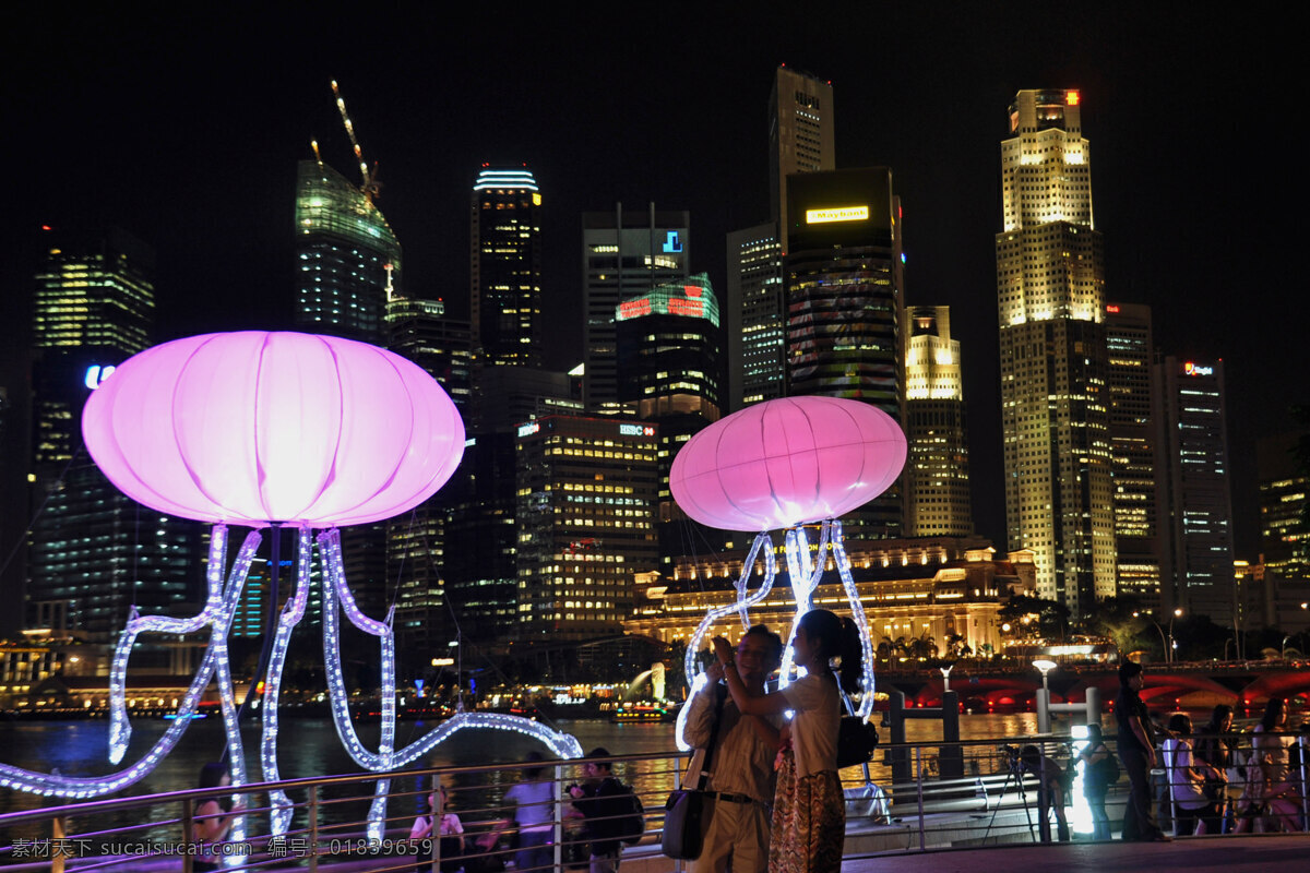 国外旅游 建筑群 旅游摄影 新加坡 夜景 海滨湾 现代化高楼 密集矗立 滨海湾平台 游客 巨型灯笼 灯如繁星 标志性 旅游景点 风光旅游摄影 家居装饰素材 灯饰素材