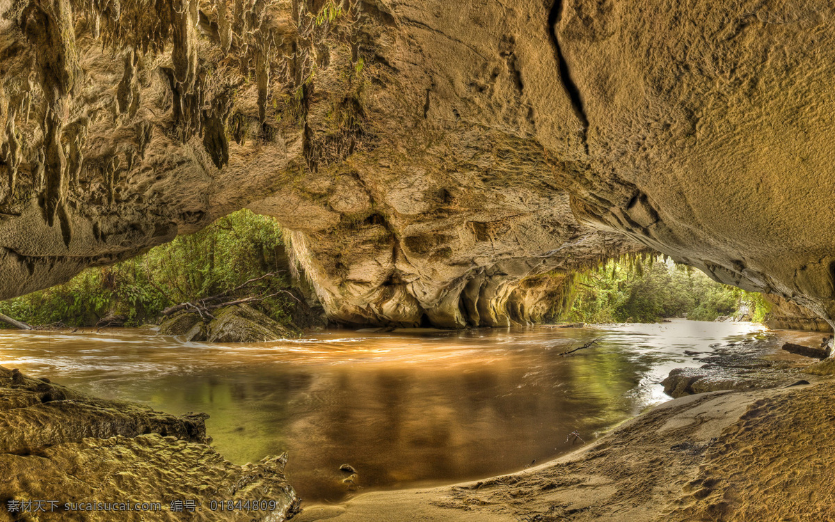 洞穴溪流图片 洞穴溪流 岩石 流水 自然风光 树枝 自然景观