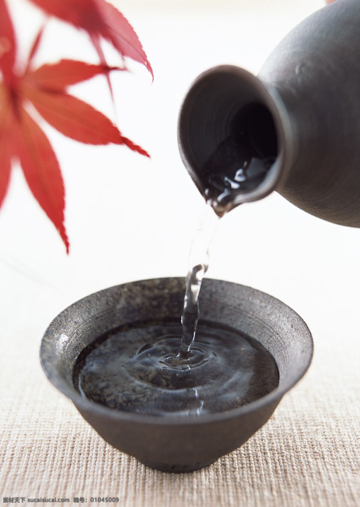 倒酒 酒瓶 酒杯 红枫叶 日本风格 生活百科 生活素材 日本元素 摄影图库 摄影素材