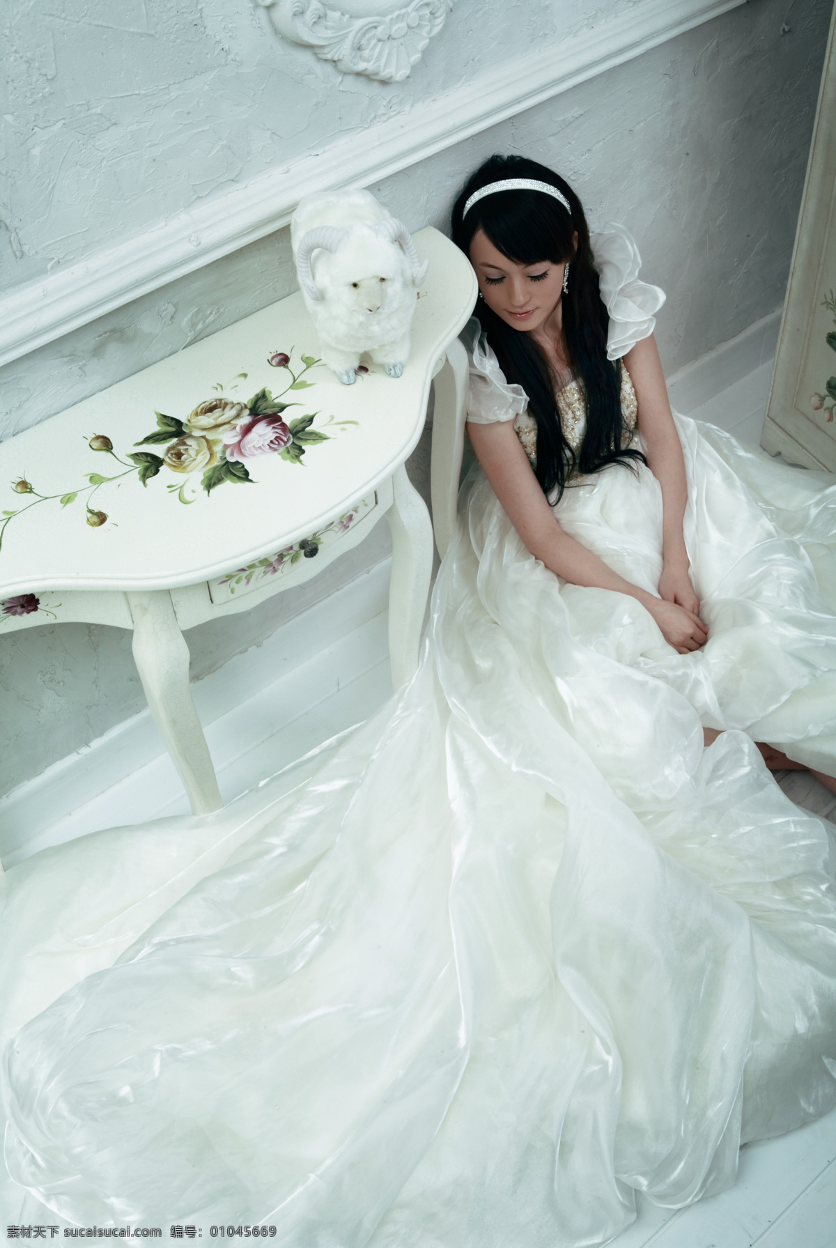 思念 婚纱 美女 欧式茶几 维也纳风格 人物摄影 人物图库