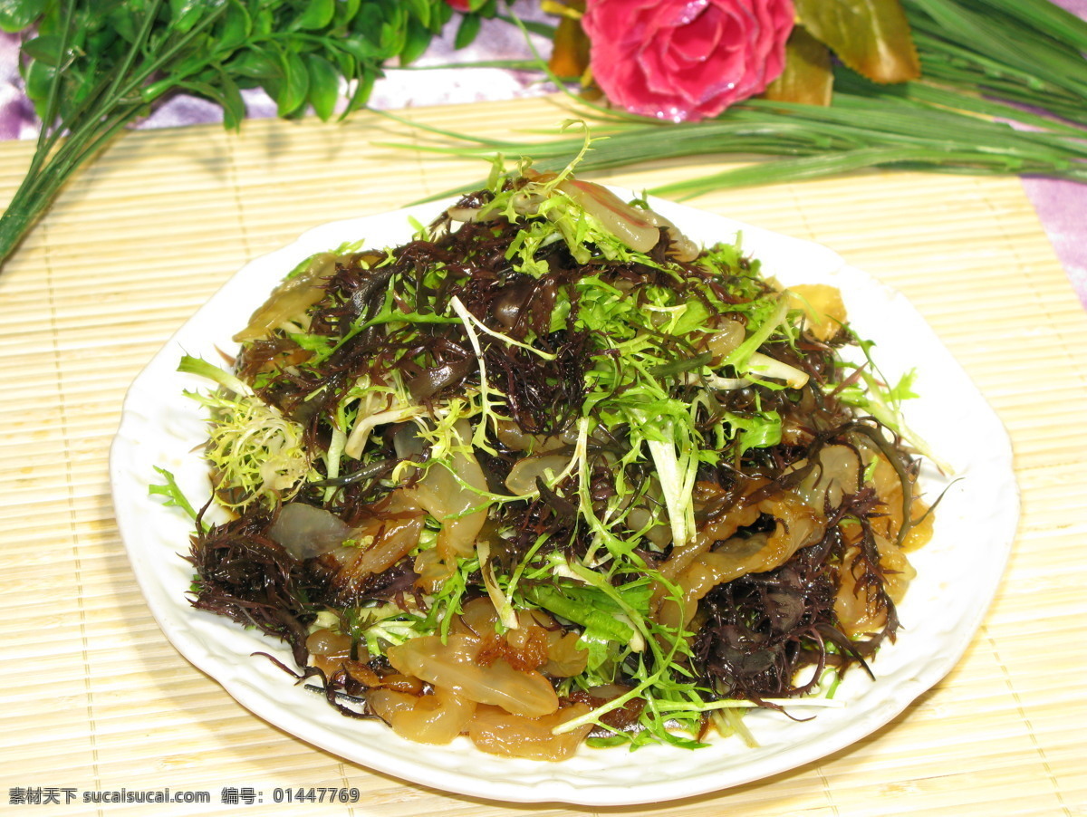 苦 菊 冰 藻 拌 蜇 头 香菜 凉皮 苦菊 冰藻 蜇头 美食 盘子 装饰 花 美食摄影 传统美食 餐饮美食