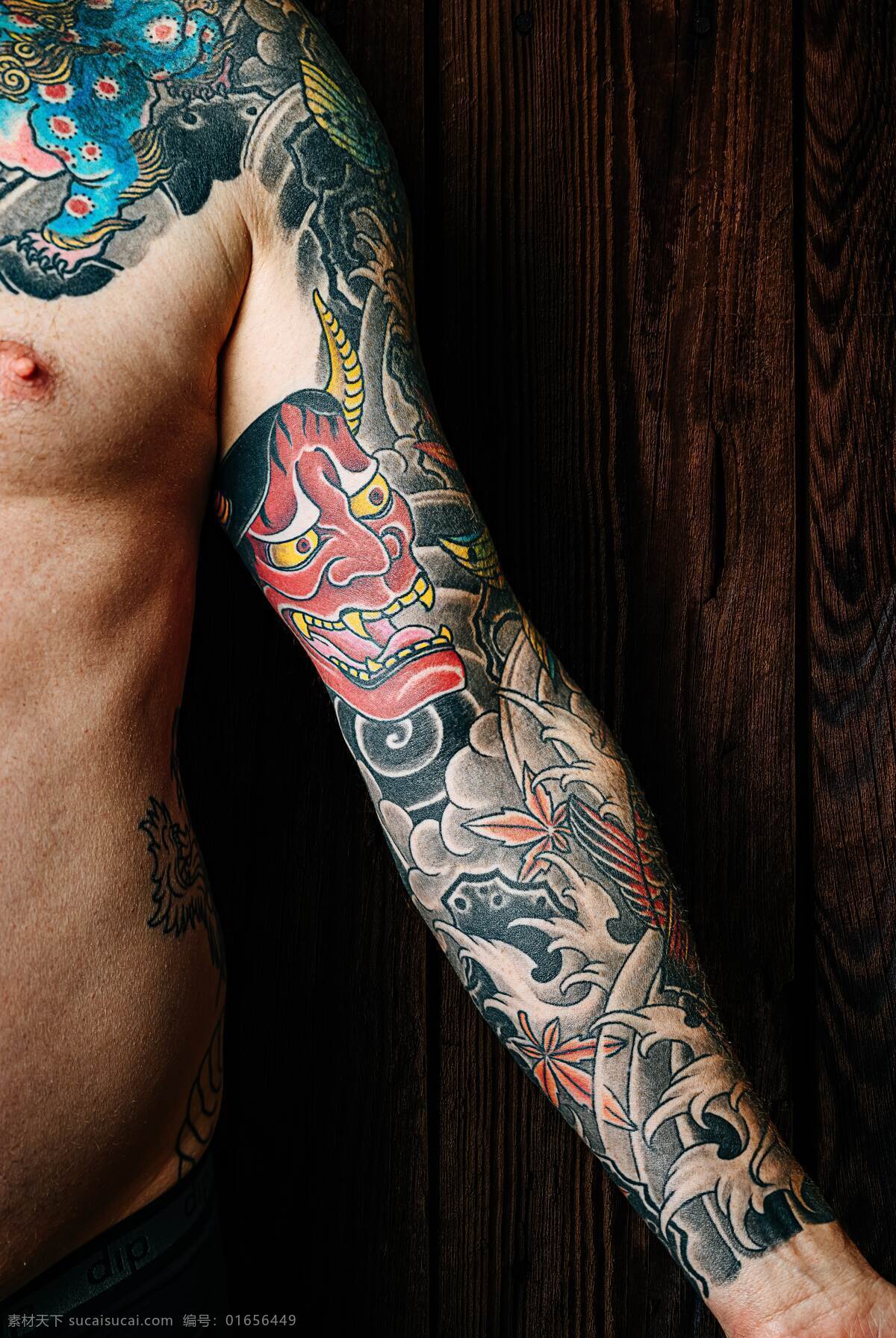 纹身 花臂 胳膊 半裸 彩色 人物图库 男性男人