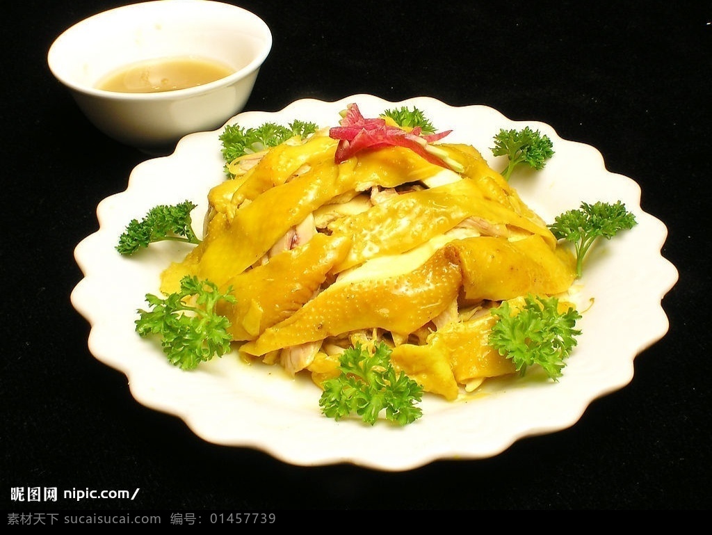 手撕鸡 鸡肉 蘸酱 中华美食 美味 凉菜 熟菜 鲜花 装饰 盘子 餐饮美食 传统美食 摄影图库