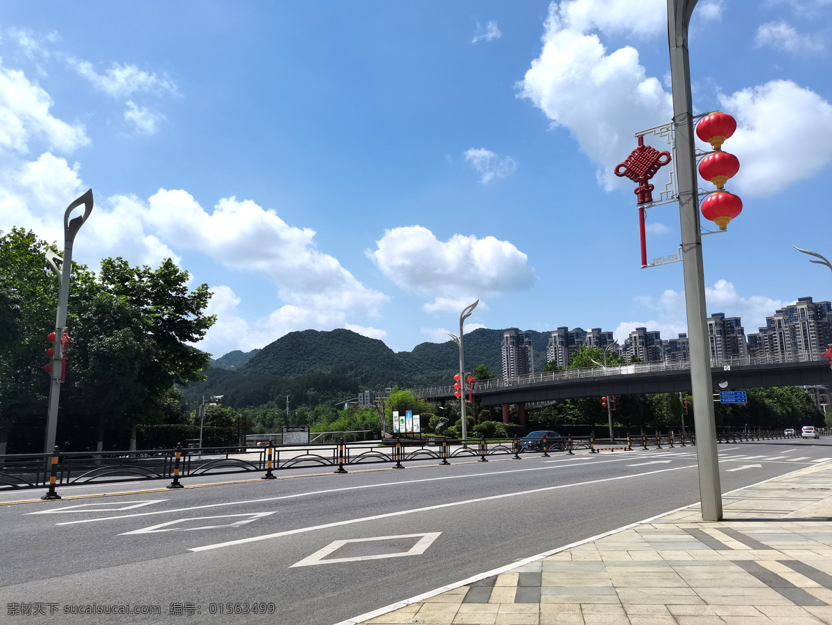 蓝天白云 白云 房子 城市道路 马路 晴天 太阳 自然景观 自然风景