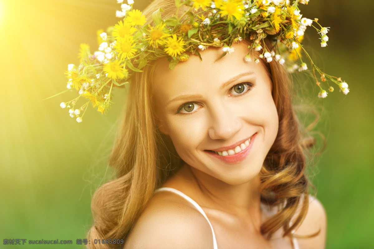 头带 花环 微笑 少女 外国女孩 头带花环 享受大自然 草地 灿烂的笑容 亲近大自然 生活人物 人物图片