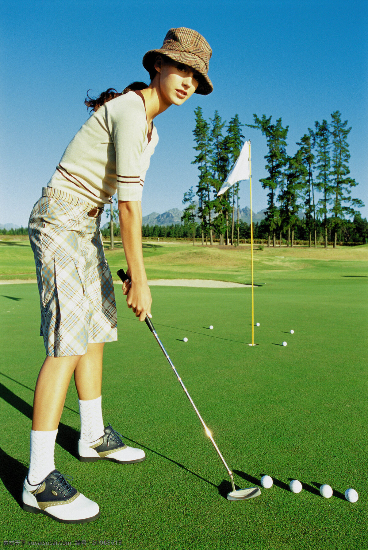 休闲 美女 高尔夫 美女打高尔夫 高尔夫球杆 草地 蓝天 生活百科 体育用品 摄影图库