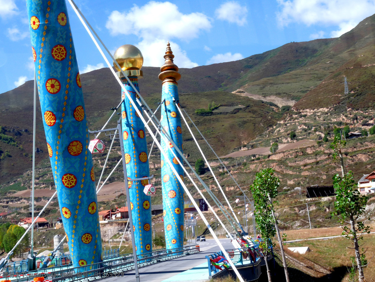 白云 藏族 草地 蓝天 桥 文化艺术 宗教信仰 藏族特色桥 宗教特色 藏饰图案 集镇 民族特色