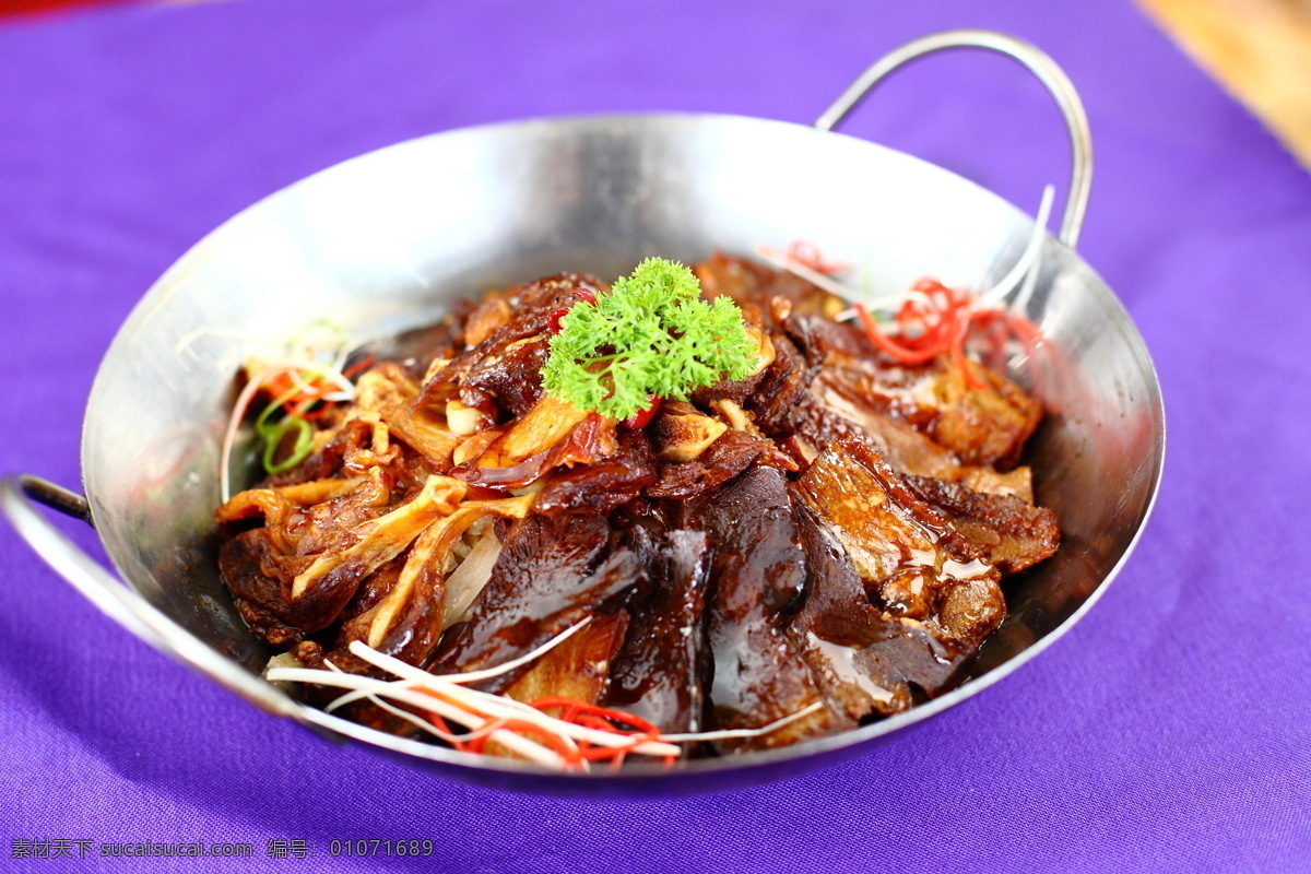 干锅牛三宝 酒店 饭店 佳肴 美酒 小菜 凉菜 盘子 玻璃碗 蓝色 白色 简朴 素 传统美食 餐饮美食
