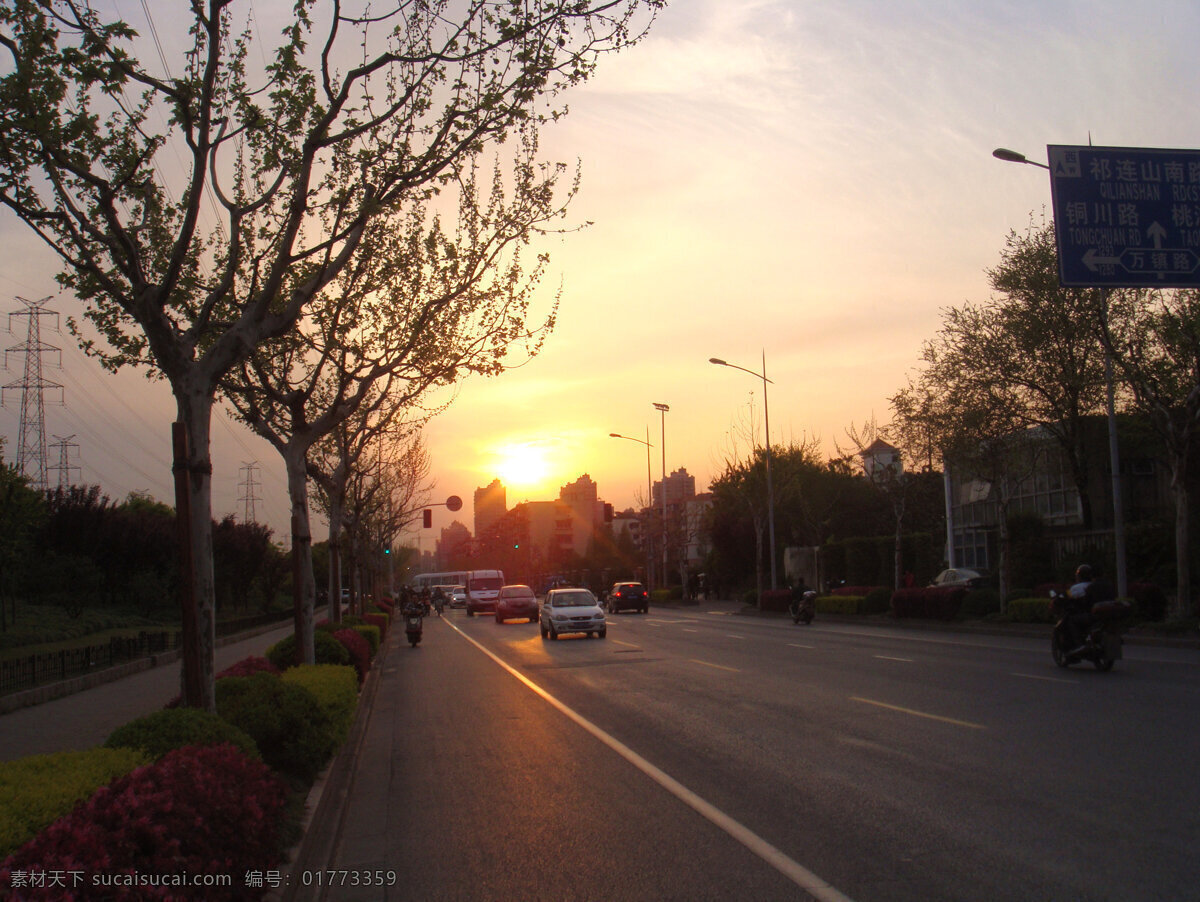 彩云 道路指示牌 电线 建筑 建筑景观 路灯 落日 摩托车 夕阳红 晚霞 天空 云层 云海 树木 汽车 电架 自然景观