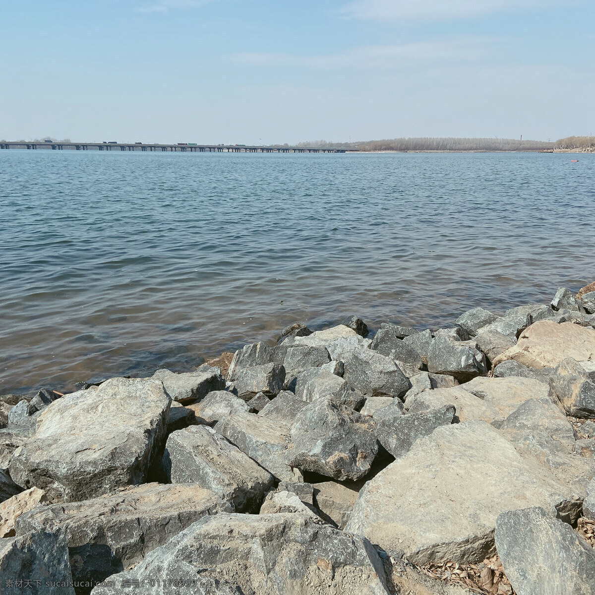 湖边图片 湖边 乱石 石头 湖水 岸边 自然景观 自然风景