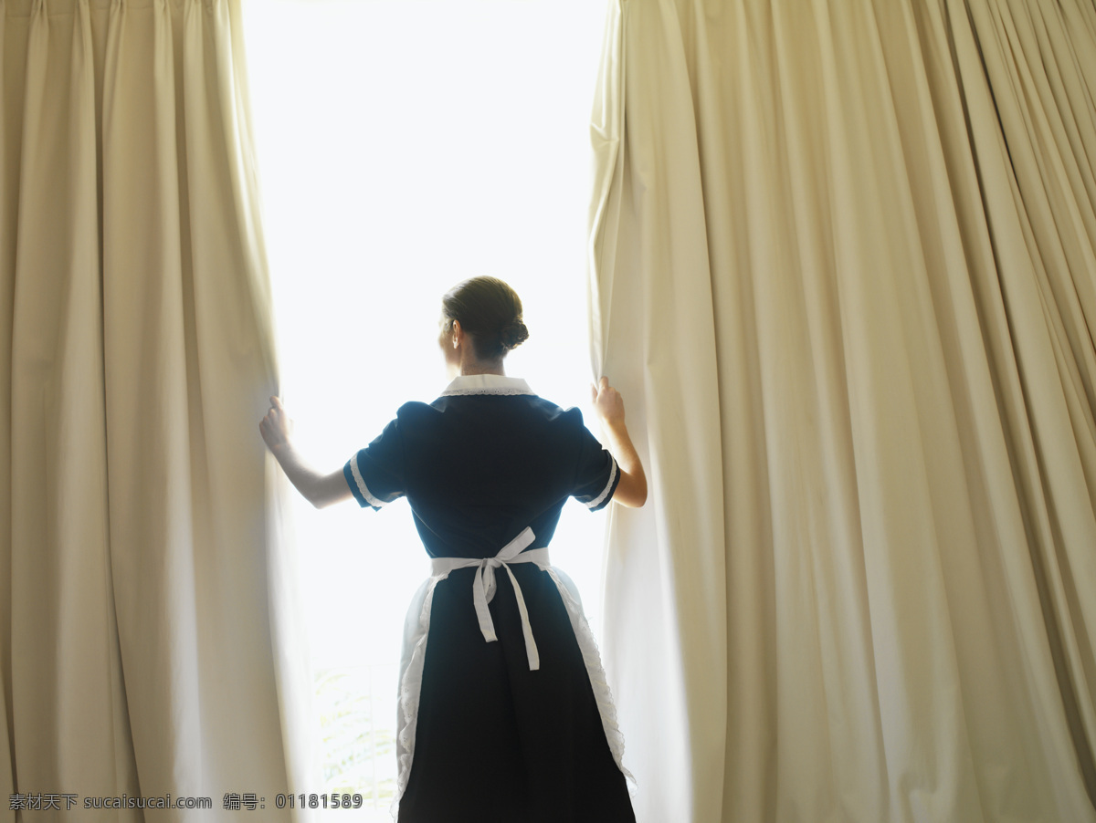 正在 打开 窗帘 服务员 人物 女人 酒店 酒店服务员 打扫房间 打开窗帘 生活人物 人物图片