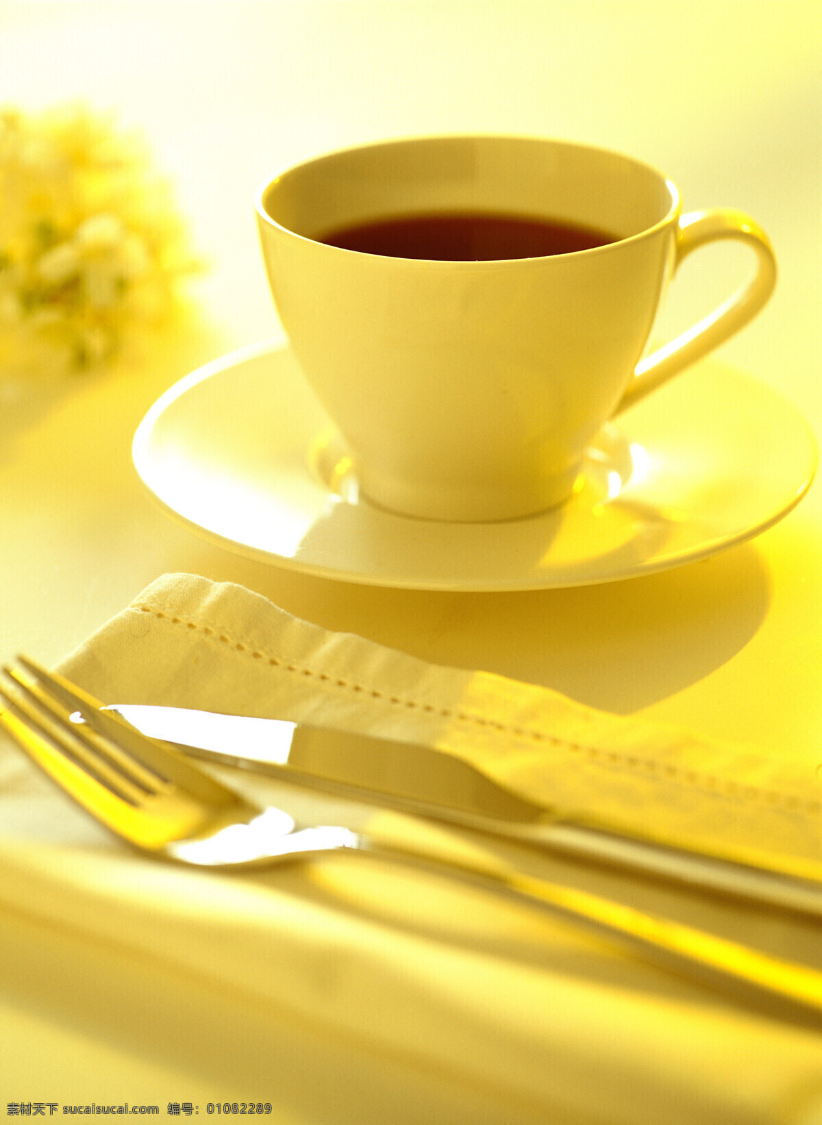 桌面 上 咖啡 刀叉 coffee 浓香 褐色 托盘 杯子 陶瓷 白色 叉子 刀 桌布 清洁 干净 铺垫 高清图片 咖啡图片 餐饮美食