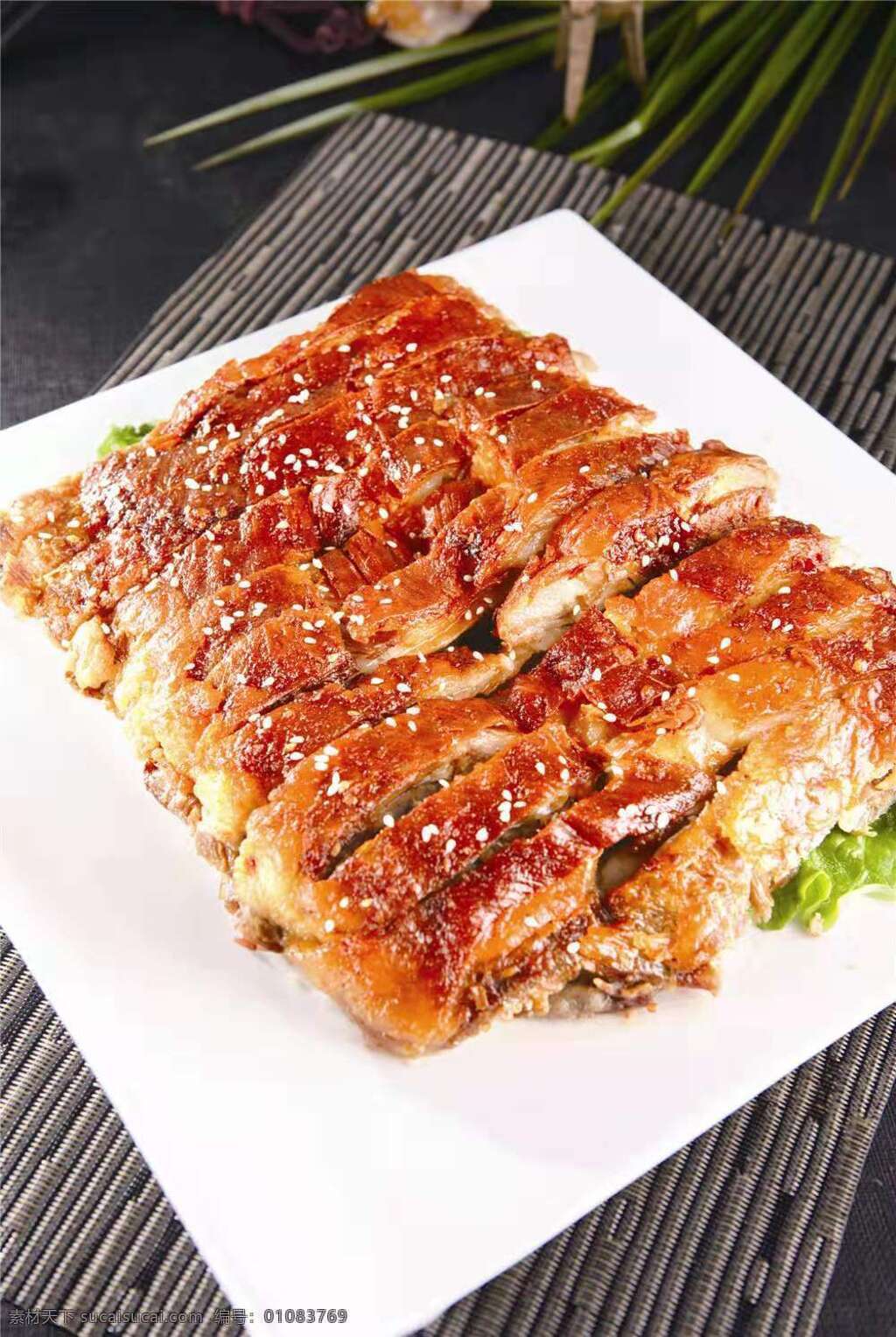 烤羊排 白瓷盘 高档菜品 烤肉 酥脆 金色 餐饮美食 传统美食