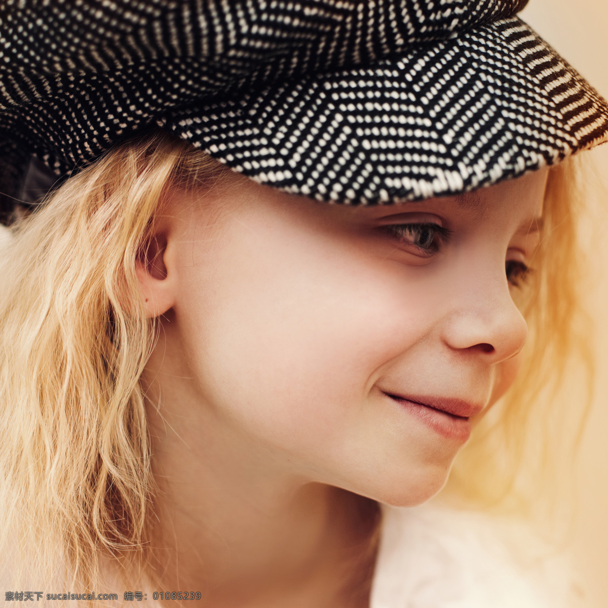 戴帽子 黄发 女孩 戴帽子的人 黄发女孩 微笑 人物 儿童图片 人物图片