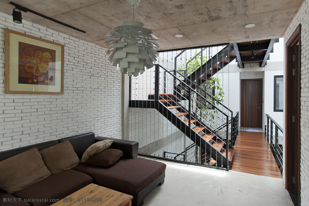 简约 客厅 壁画 装修 效果图 灰色地毯 灰色墙壁 灰色沙发 楼梯入口