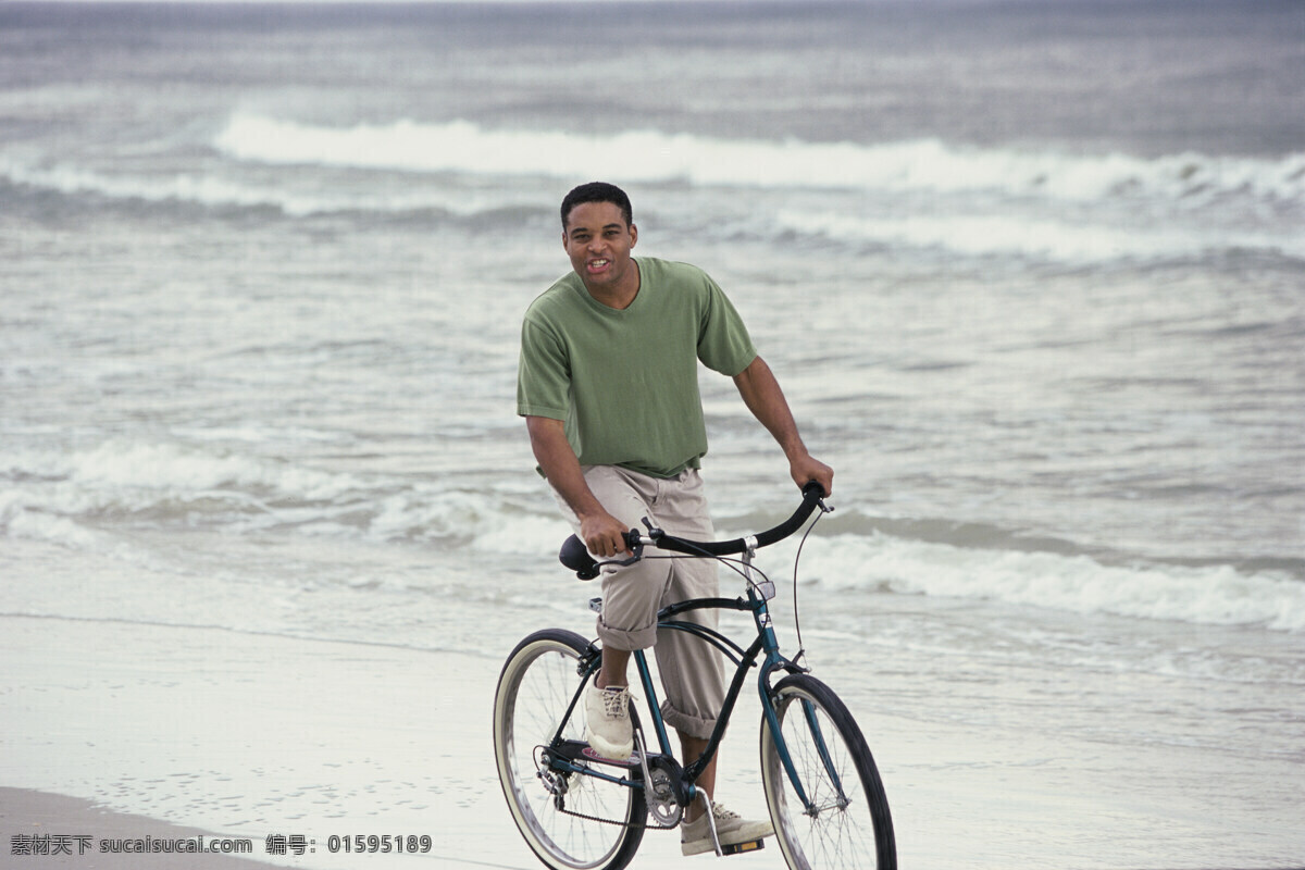 沙滩 上 骑车 黑人 男性 海边人物 海滩 外国男性 男人 黑人男性 自行车 生活人物 人物图片