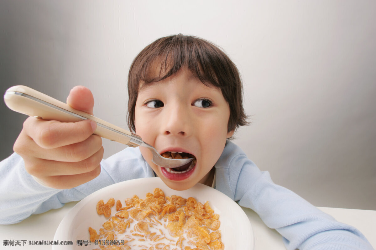 喝 麦片 小 男孩 美食 美味 好味道 可爱 儿童 孩子 小男孩 生活人物 人物图片