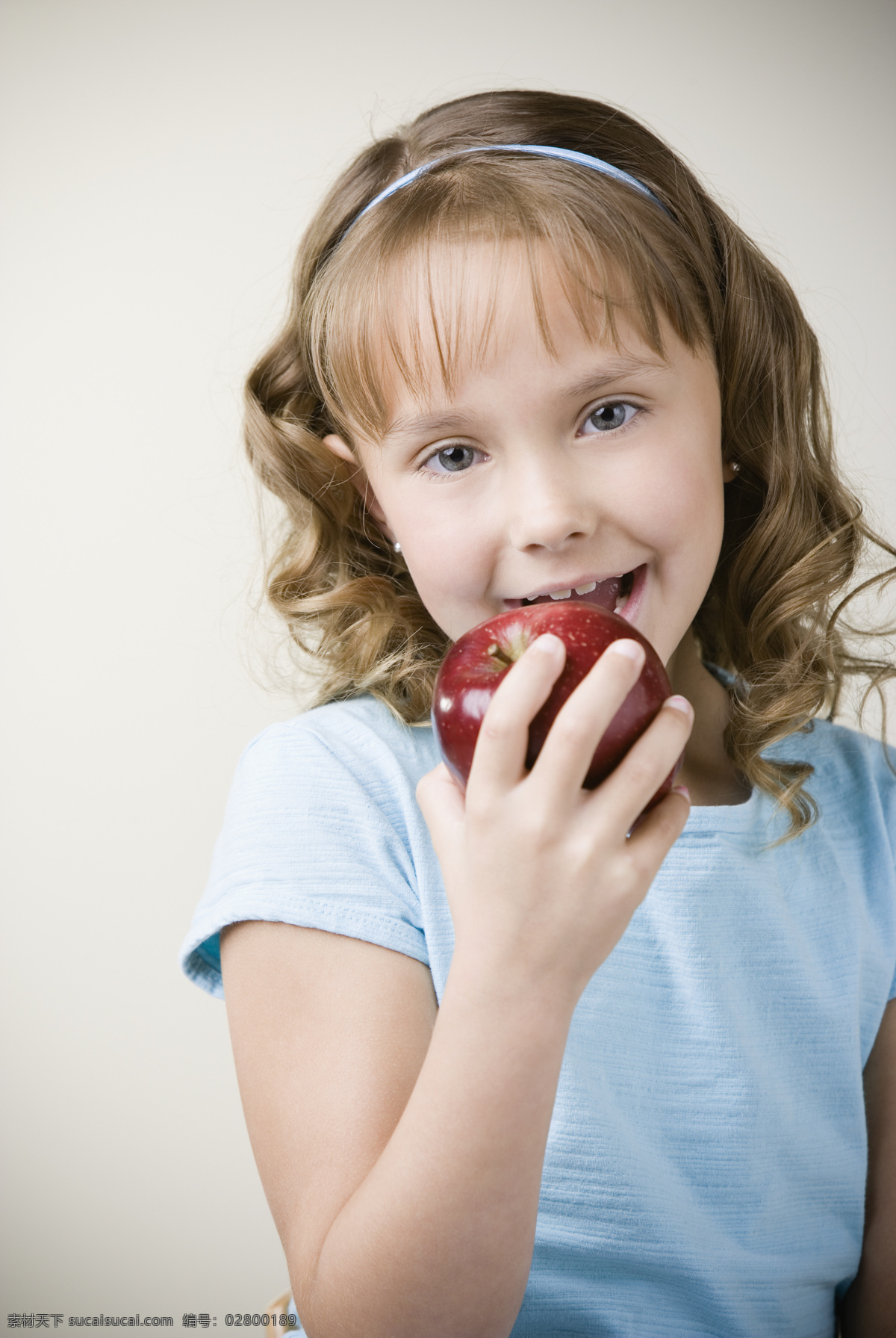 吃苹果小女孩 吃苹果 漂亮小女孩 可爱小女孩 微笑小女孩 儿童 孩子 小学生主题 儿童幼儿 人物图库