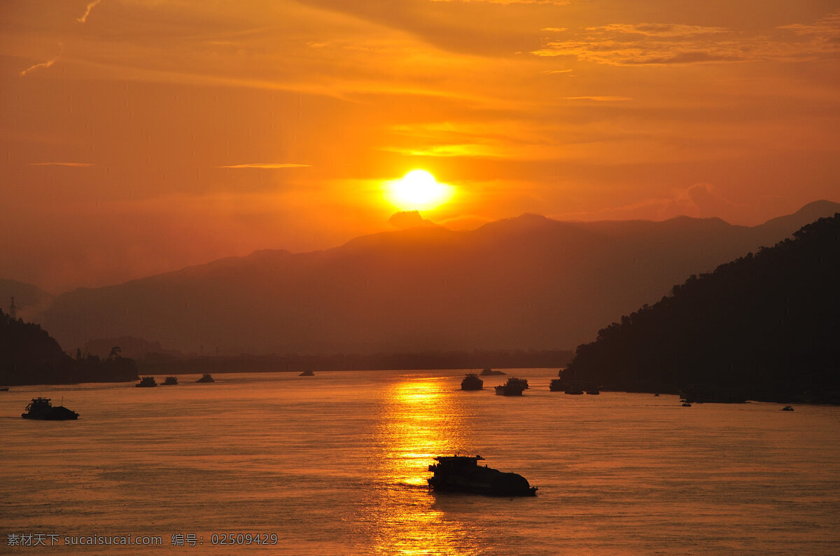 夕阳图片 江河 货船 夕阳 群山 天空 晚霞 余辉 自然风景 自然景观