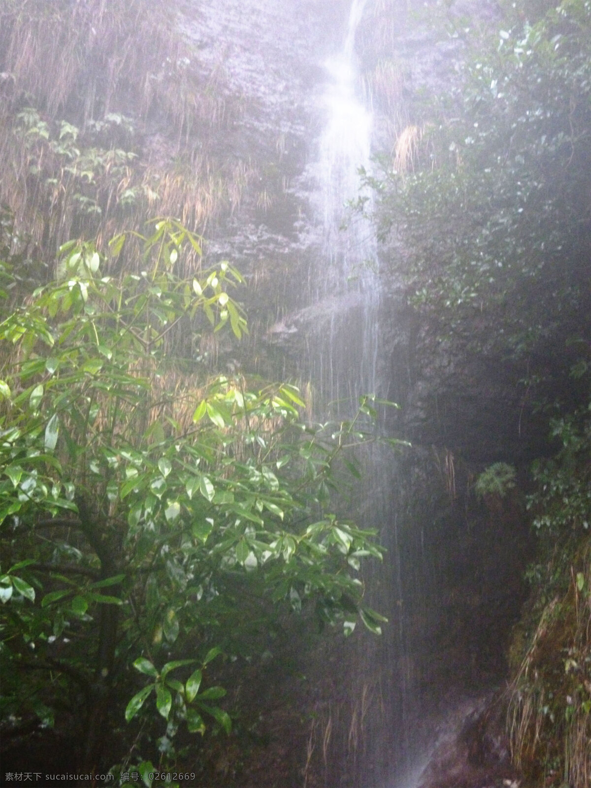 山洞 瀑布 风景 高清 水珠 岩石 杂草 光线