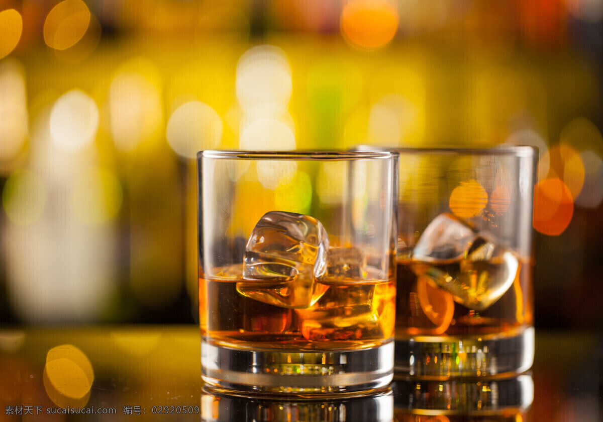 两 杯 威士忌 两杯威士忌 烈酒 外国酒 酒杯 酒 玻璃杯子 休闲饮品 酒类图片 餐饮美食