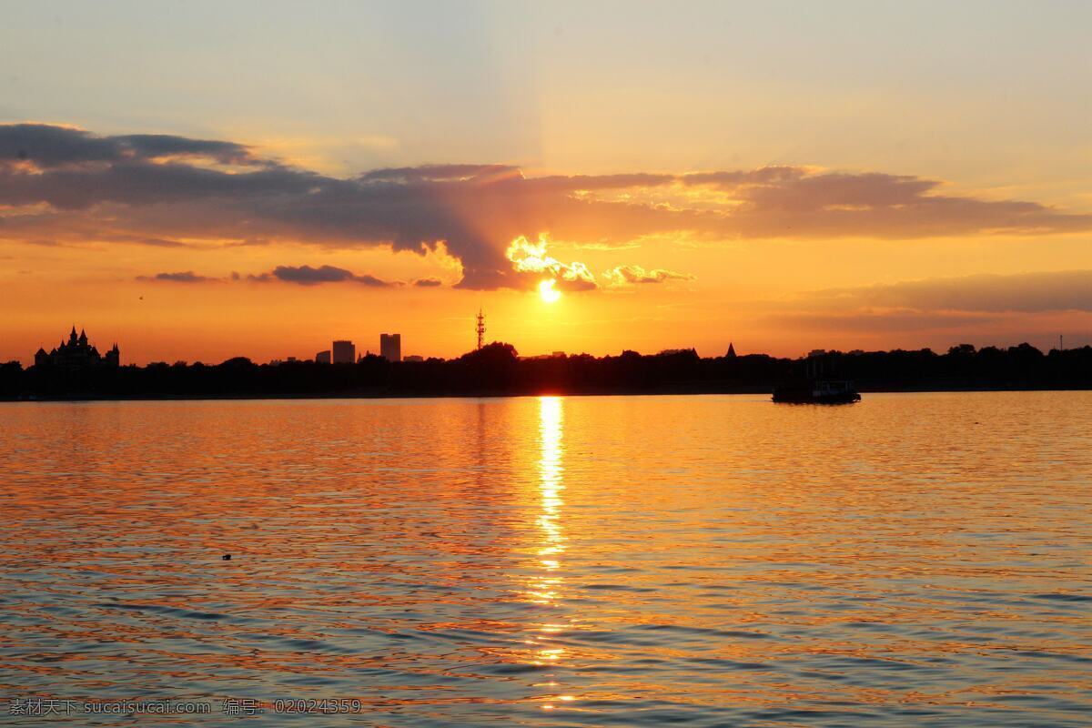 夕阳晚霞 晚霞夕阳 晚霞 夕阳 黄昏 彩霞 彩云 自然风光 自然风景 自然现象 夕阳西下 太阳 船坞 火烧云 松花江 哈尔滨风景 旅游摄影 国内旅游