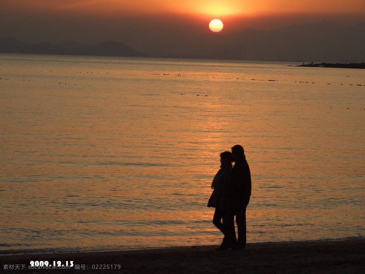 背影 国内旅游 海滨 海水 金黄 恋人 旅游摄影 落日 夕阳 下 剪影 夕阳下剪影 天空 海滨美景 psd源文件