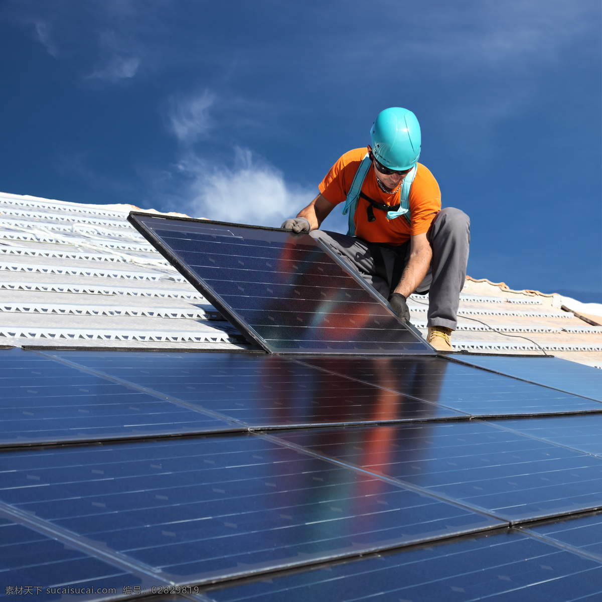 安装太阳能板 太阳能板 太阳能 蓝天白云 工人 光能源 绿色能源 绿色电力 环保 蓝天 白云 工业生产 现代科技 自可再生能源 现代工业 阳光 光线 再生能源 环保能源