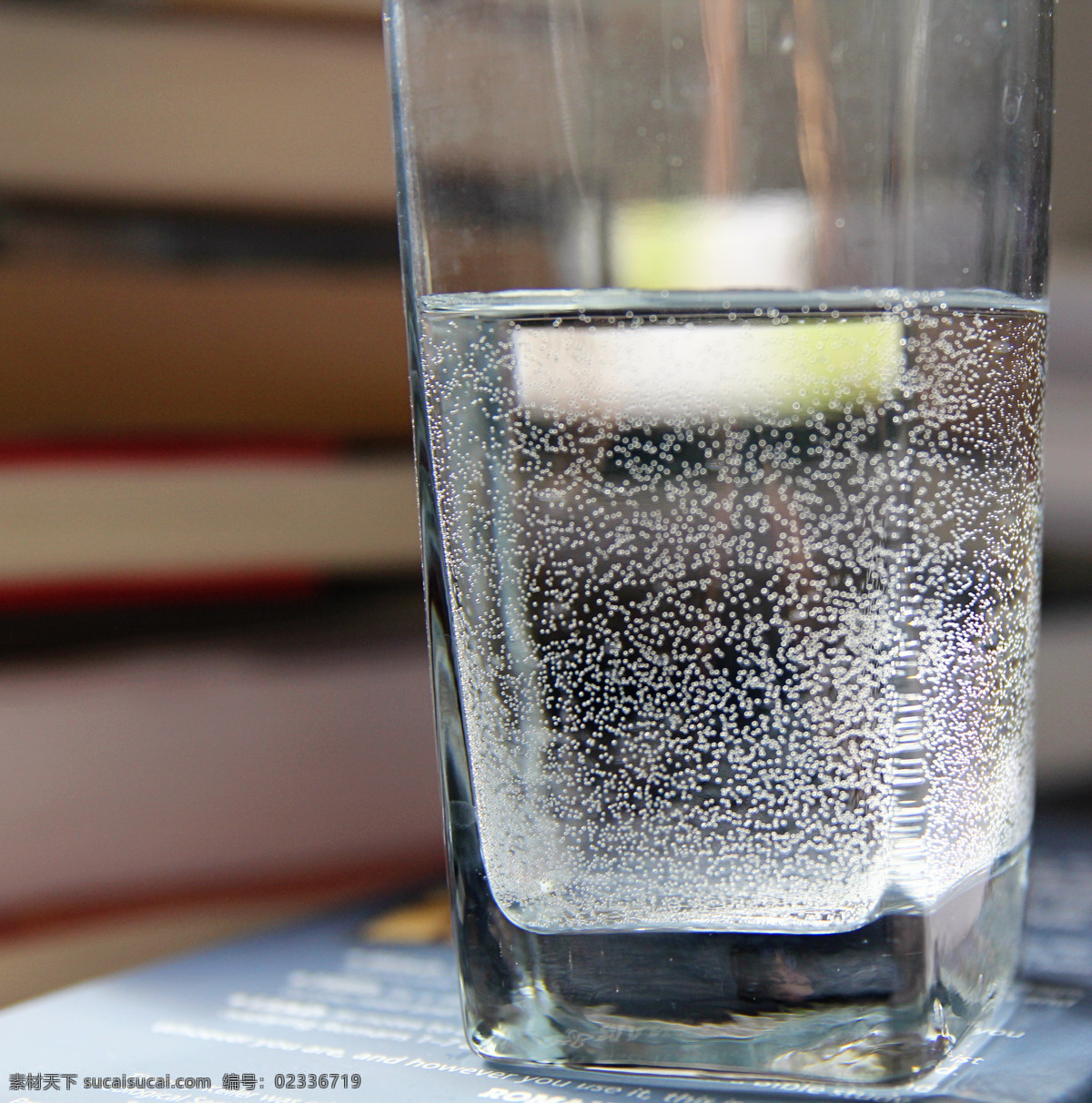 冷开水 一杯水 水杯 玻璃杯 清水 白开水 生活百科 家居生活 摄影图库 餐饮美食 饮料酒水