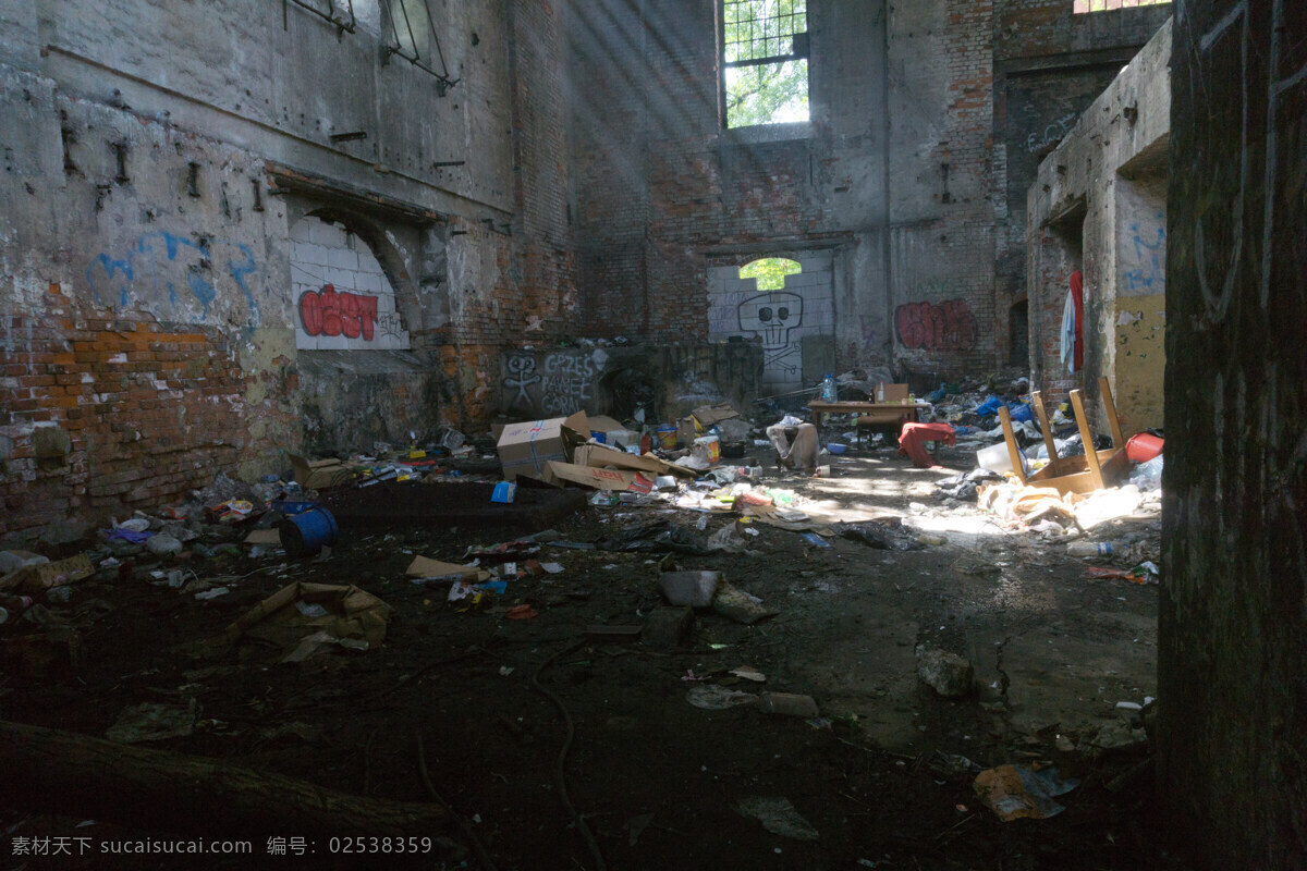 废弃房屋 内部 废弃 破旧 建筑 阳光 破墙 工厂 窗 涂鸦 垃圾 砖墙 摄影图片