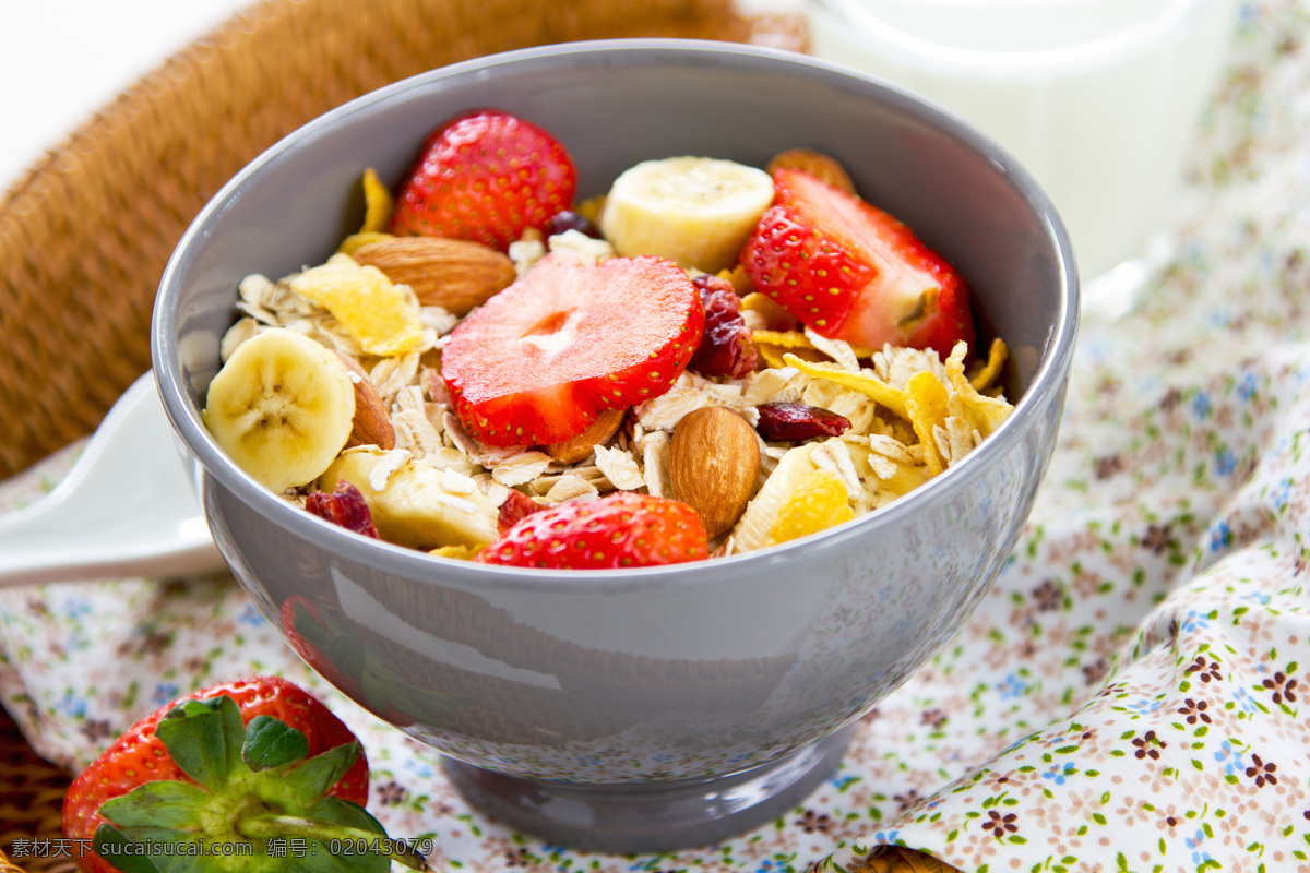 水果果仁燕麦 营养 健康 早餐 水果 草莓 果仁 燕麦 餐饮美食 西餐美食
