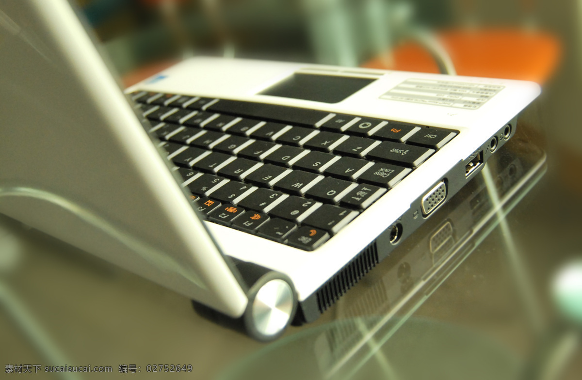 笔记本电脑 电脑 电脑网络 生活百科 白色 笔记本 上网 白色上网本 玻璃 桌子 上 面的 手提电脑 桌面 上网本 it产品 侧面 打开 合上 侧 放置 外壳 黑色 键盘 矢量图 现代科技