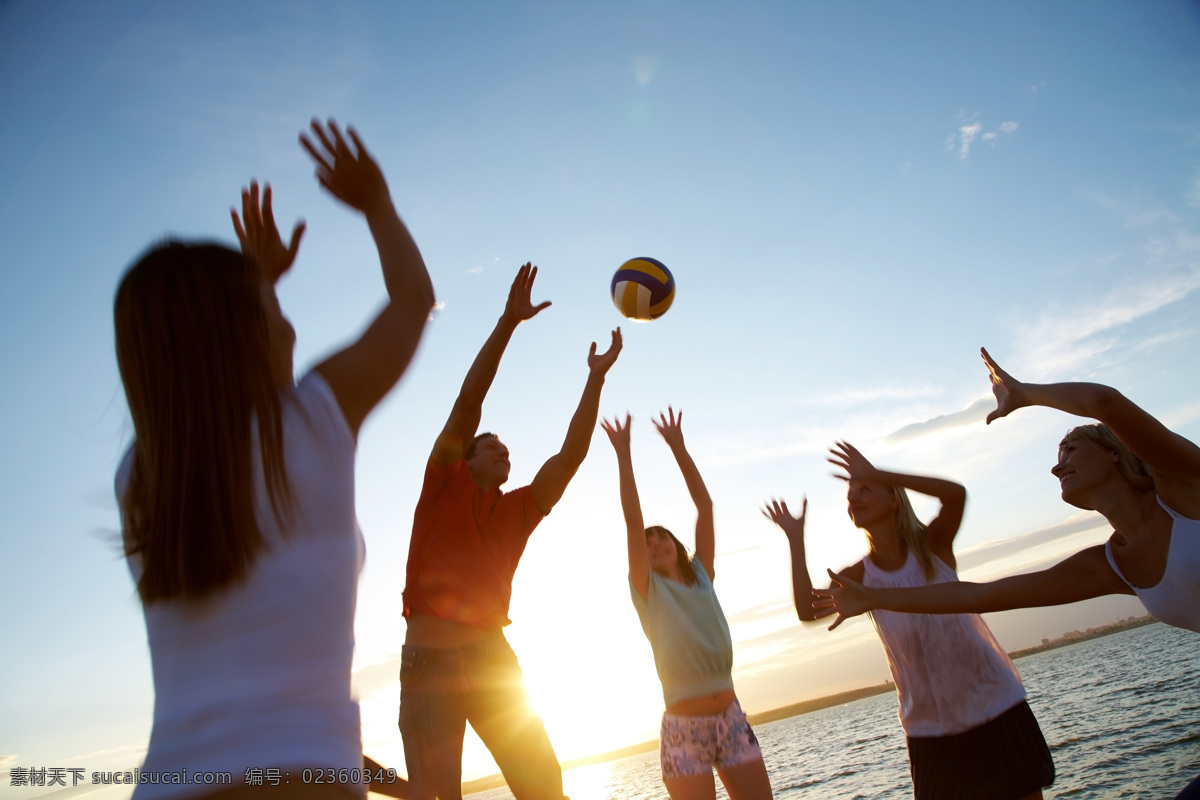 一群 玩 球 外国 男女 夕阳 落日 大海 外国男女 蓝天 白云 游戏 生活人物 人物图片