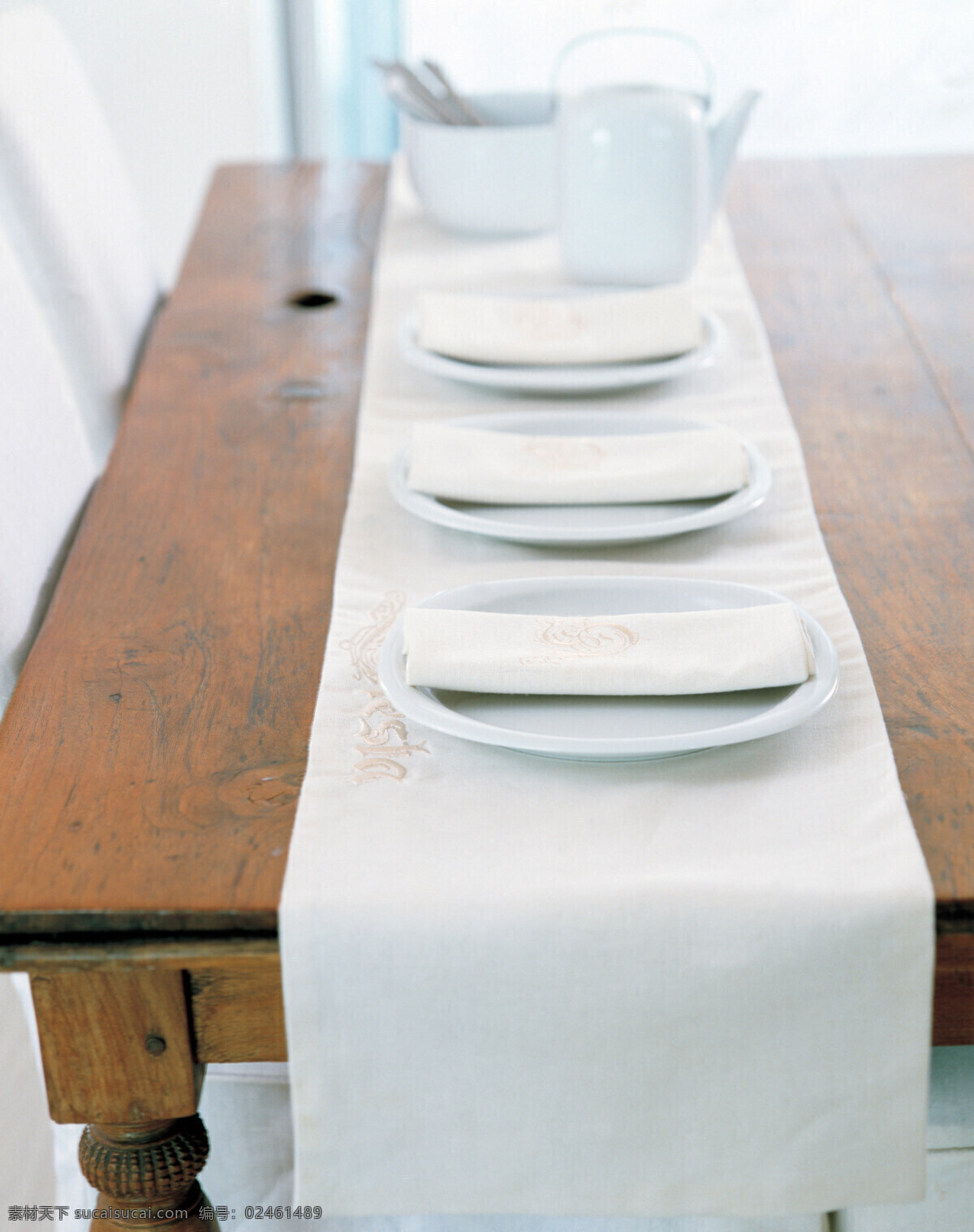 餐具 精致餐具 餐饮文化 素雅 白色 简约 虚实 柔和色调 餐碟 陶瓷 特写 组合 创意布局 高清 木质桌 白色桌旗 餐具厨具 餐饮美食