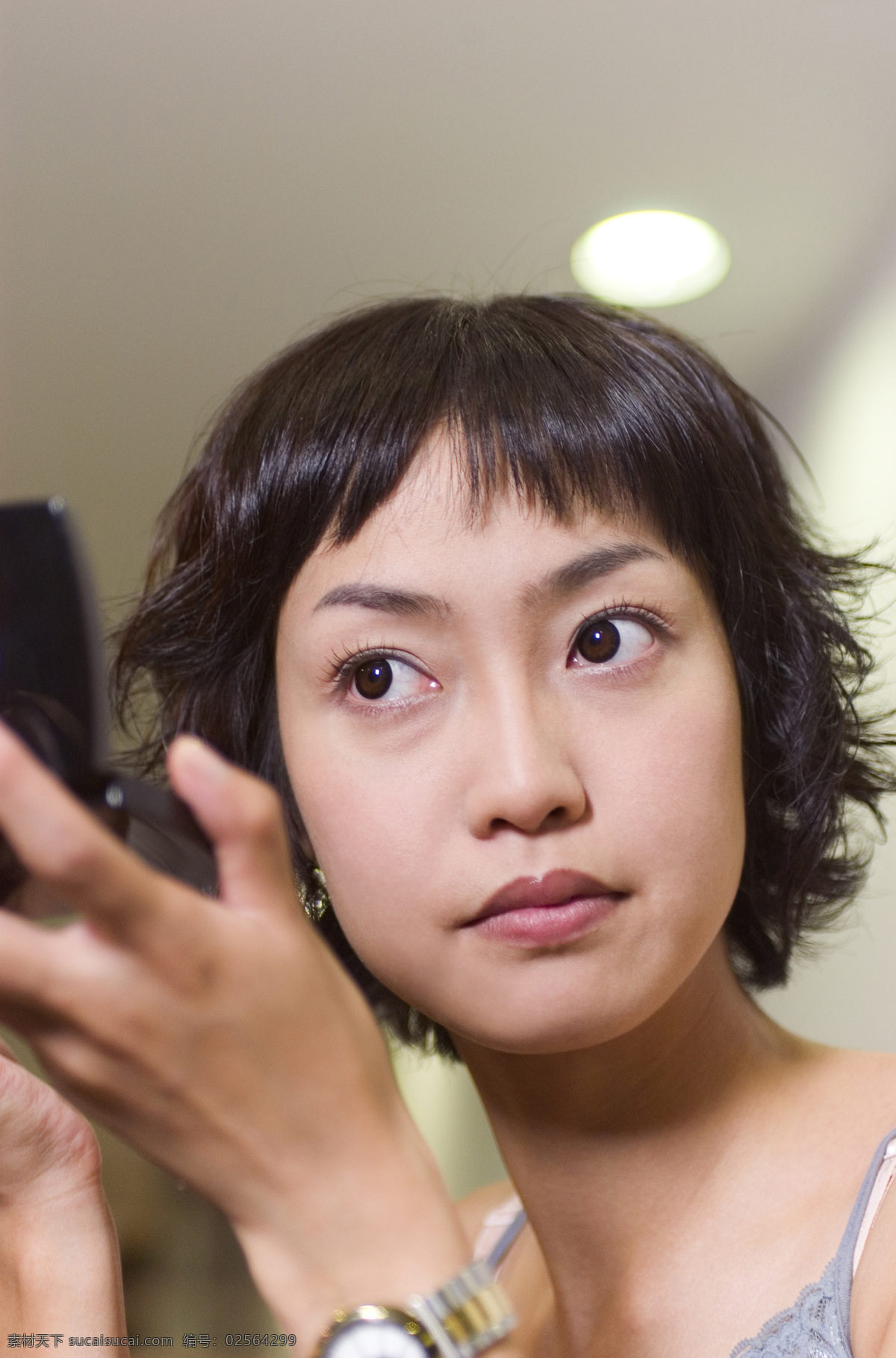化妆 美女 面部 特写 女性 女人 时尚美女 模特 彩妆 化妆美女 面部特写 照镜子 美女图片 人物图片