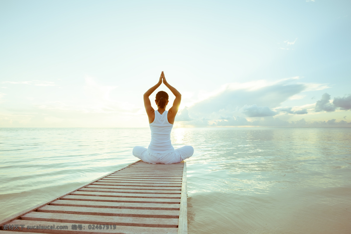 女子练瑜伽 海滨 瑜伽 健康 放松 和平 在户外 大海 沙滩 女孩 海 日落 自然 日出 风景 自然风景 自然景观