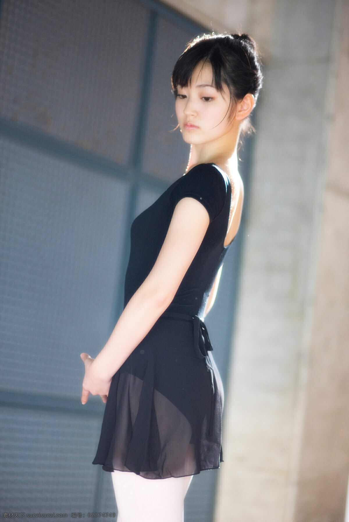 舞蹈室 美女图片 美女 女性女人 人物图库 摄影图库 舞蹈 艺术 舞蹈室美女 高中生 练舞室 psd源文件