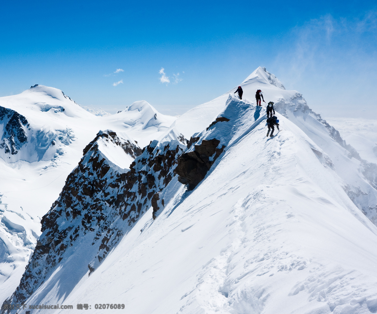 爬 上 雪山 顶峰 冒险者 蓝天 高山 雪 白色 山水风景 风景图片