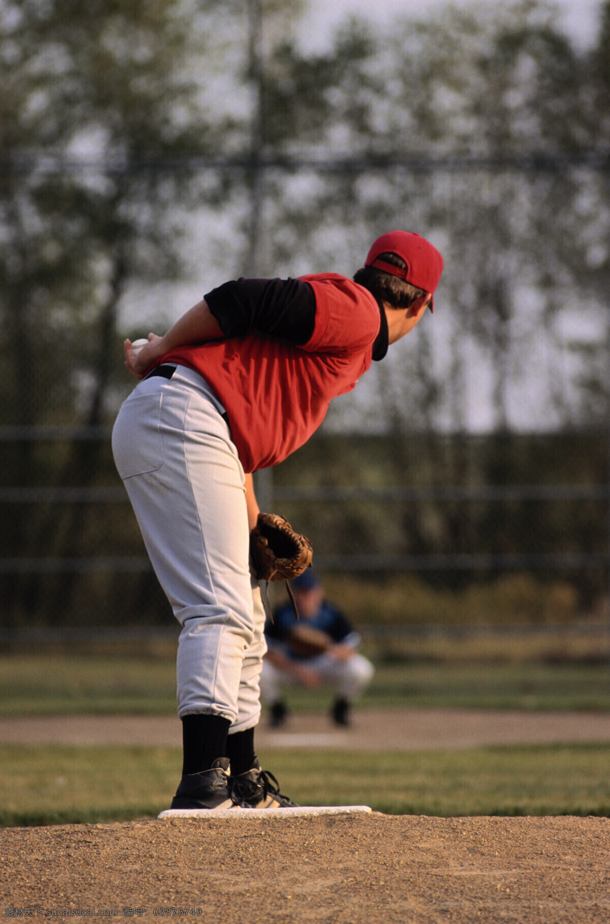 体育素材 棒球 草坪 垒球 投手 弯腰 准备 文化艺术 体育运动 摄影图库