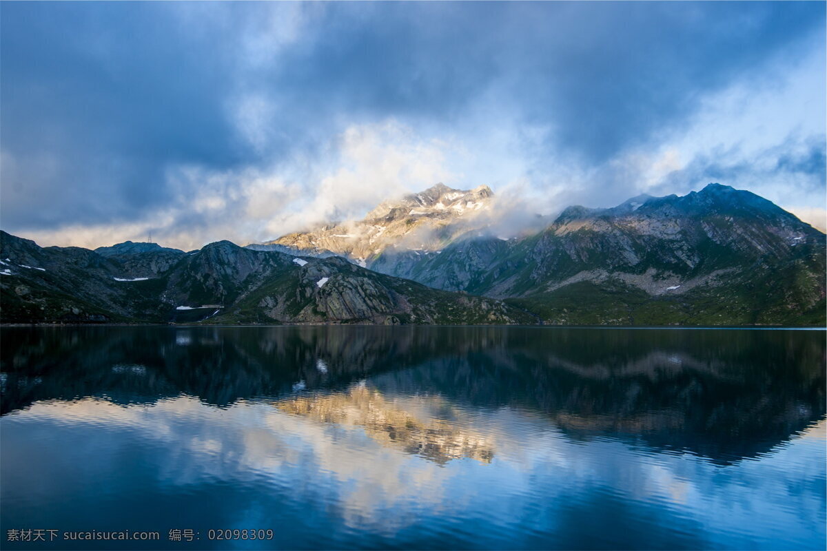 壮阔山水风景 雄伟 雄伟高山 壮阔山水 山水风景 山水 湖泊 山峰 山峦 远山 云雾 湖水 清澈 倒影 黄昏 天空 云层 自然风光 山水美景 自然景观