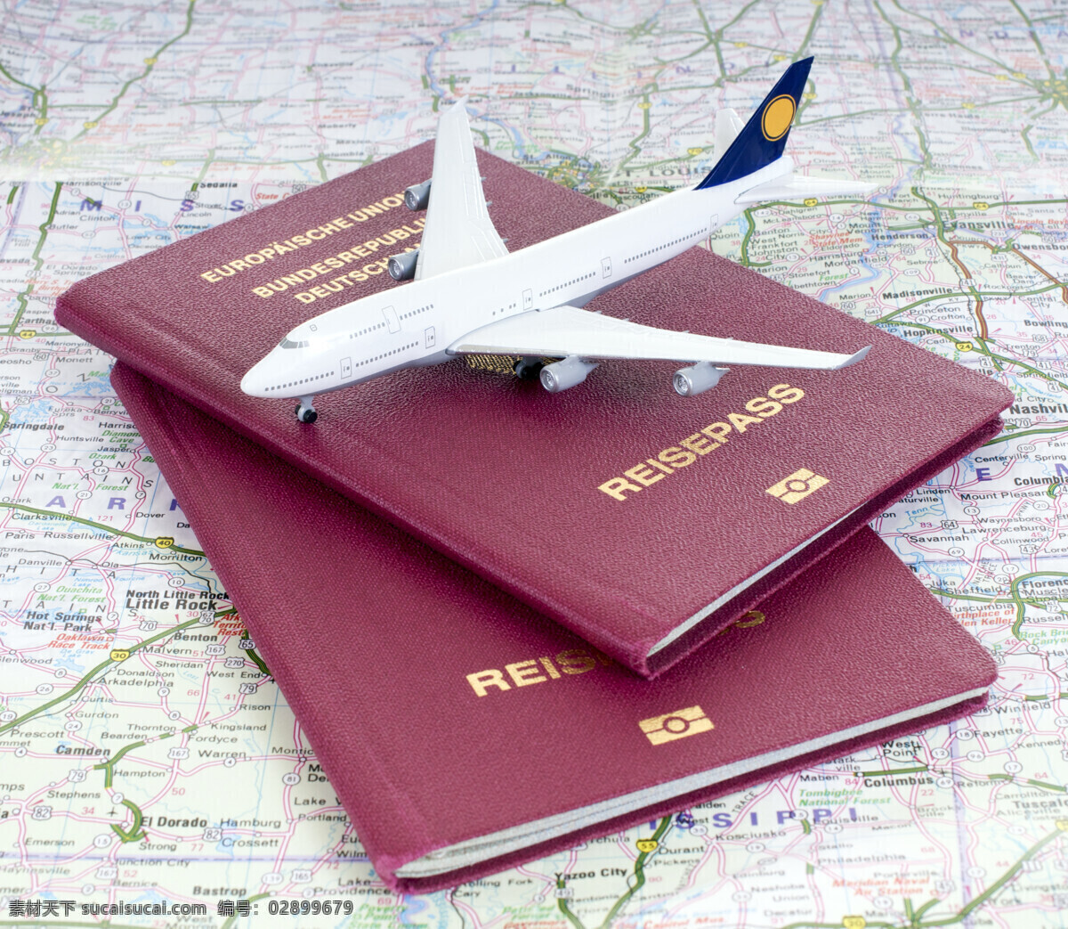 护照 上 飞机模型 地图 证件 其他类别 生活百科 白色