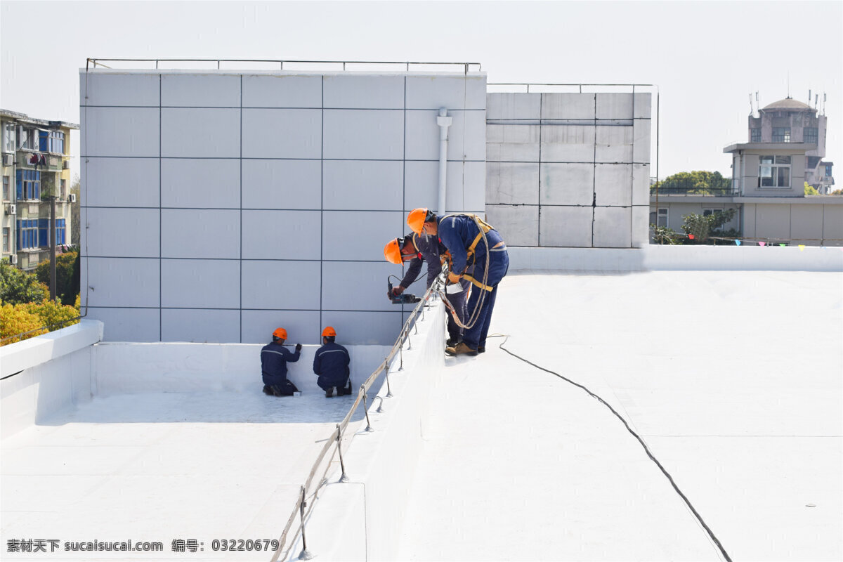 工人修补楼顶 工人 修补 修补楼顶 防水 防水工程 人 员工 房子 楼房 楼顶 树 白色 白 刺眼 pvc卷材 演示 制服 工作 线 建筑园林 建筑摄影