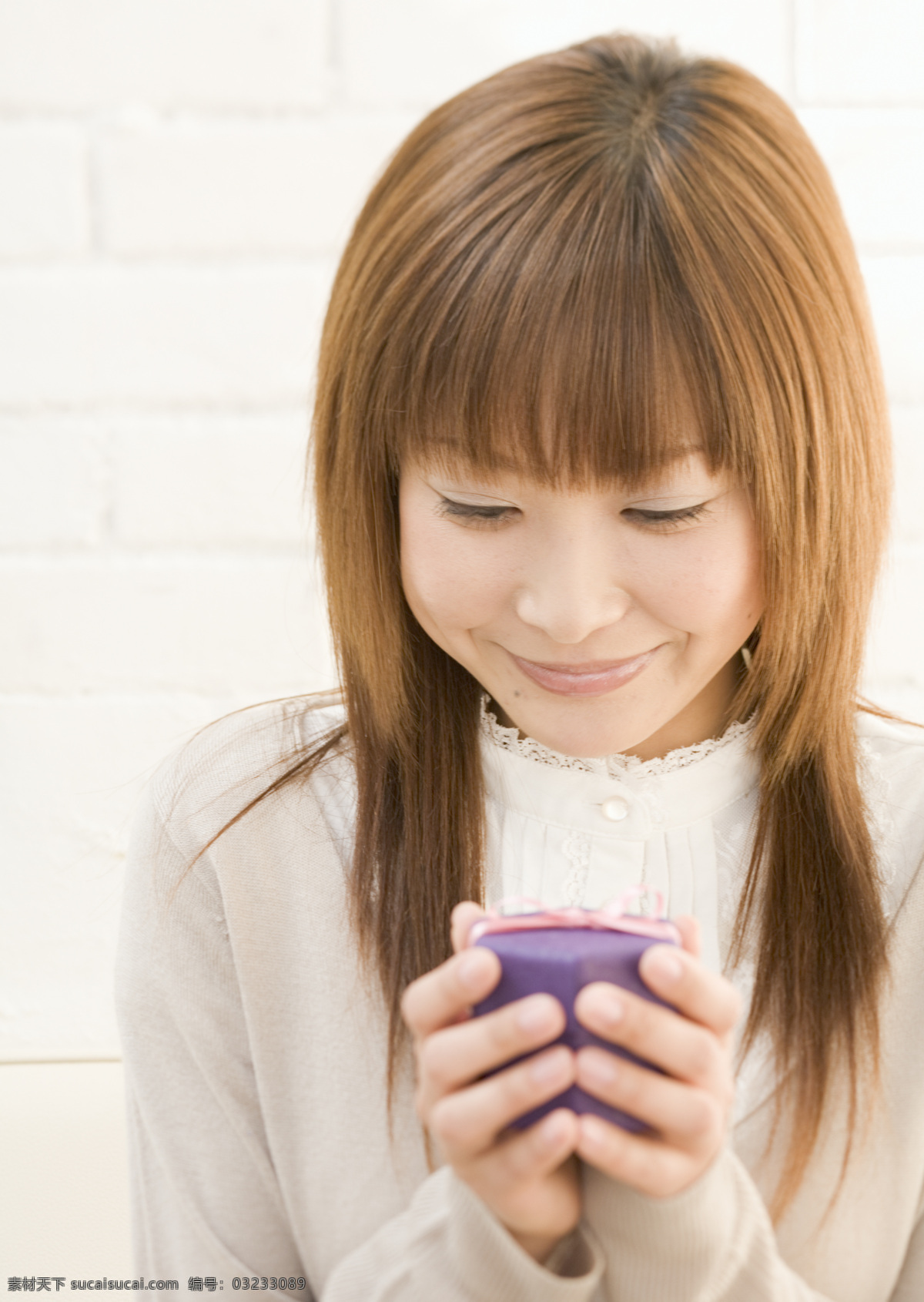 捧 礼物 开心 微笑 美女图片 微笑女孩儿 女孩儿 高清图片 人物图库 女性女人 摄影图库 女孩 清纯 青春 甜美 女人 人物摄影 女人与礼物 手 女生 礼品 礼品盒 淑女 人物图片